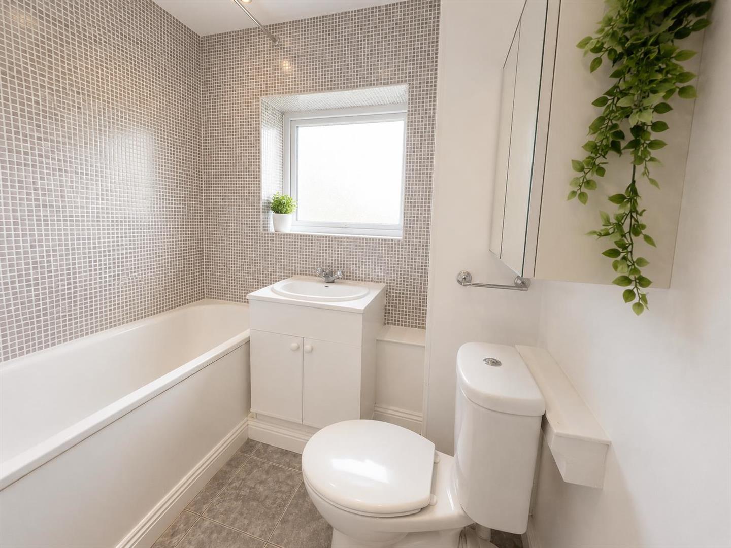 2 bed flat to rent in Elwyn Gardens, London 3