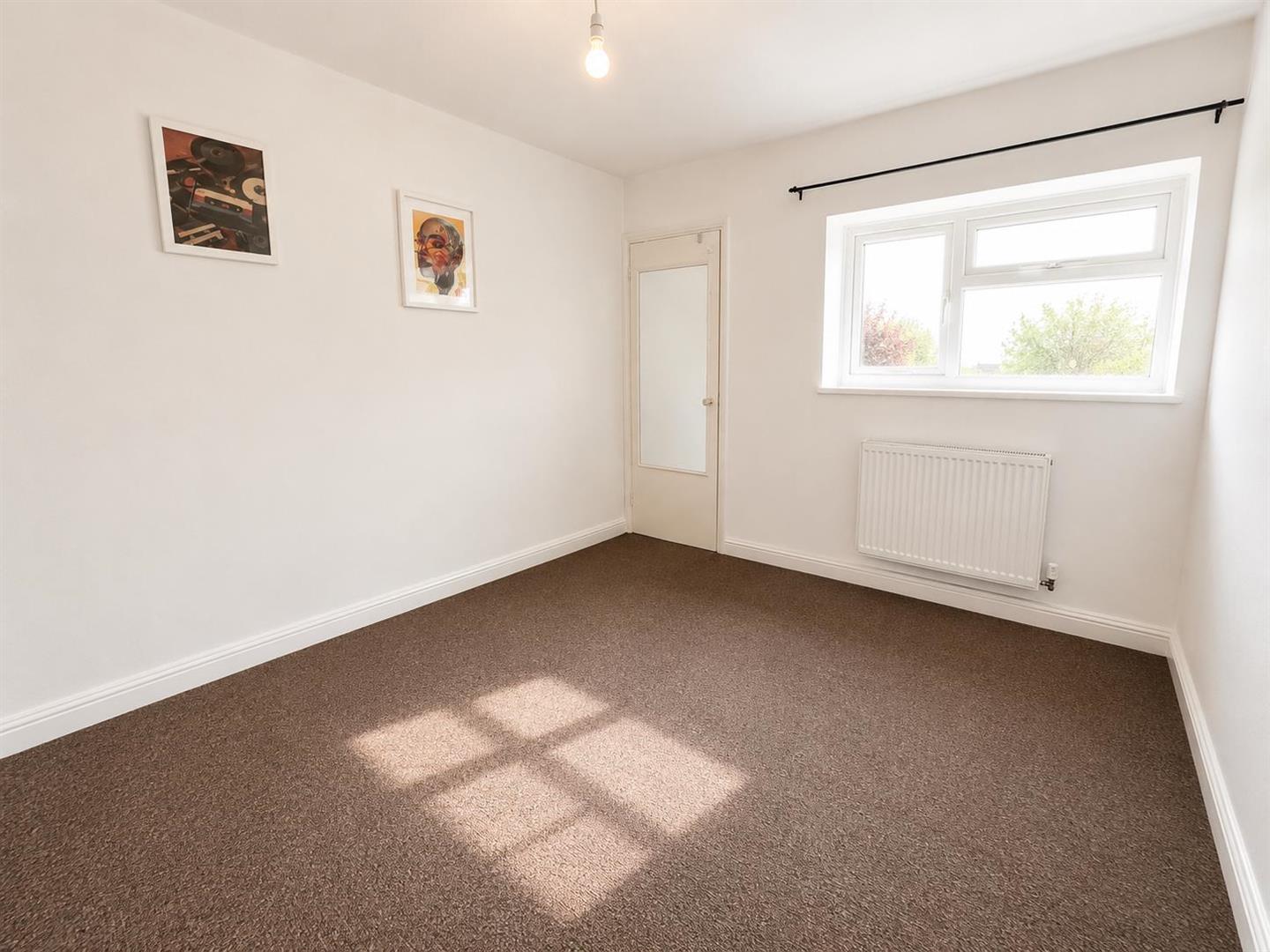 2 bed flat to rent in Elwyn Gardens, London 2