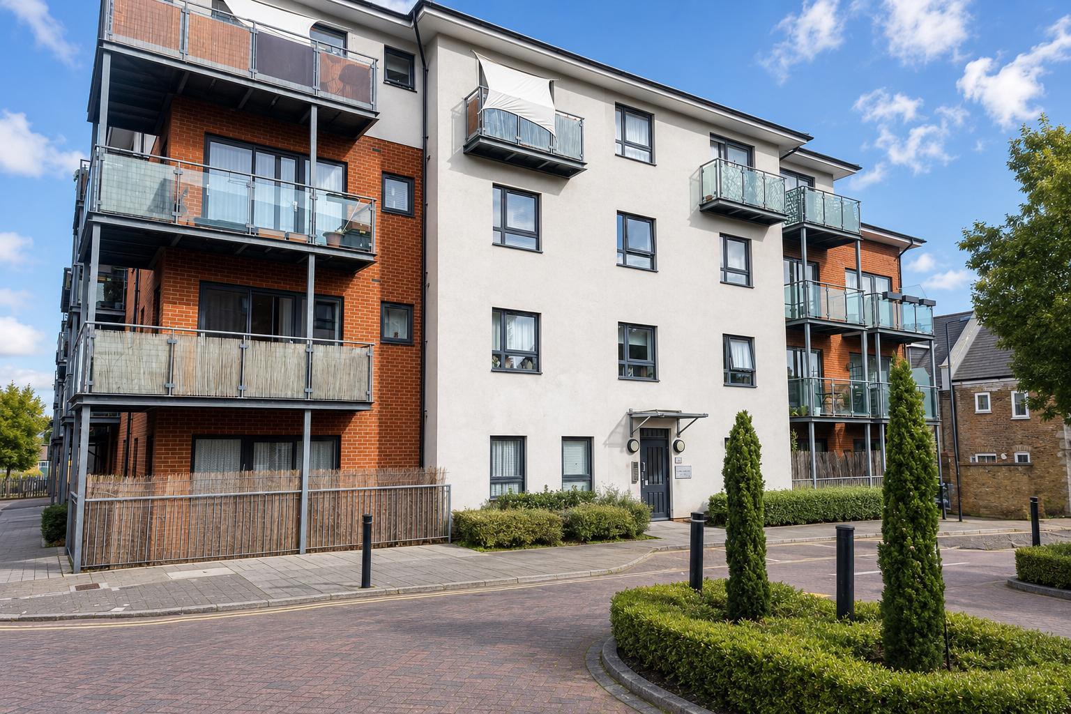 1 bed flat to rent in Oakwood Close, London  - Property Image 1