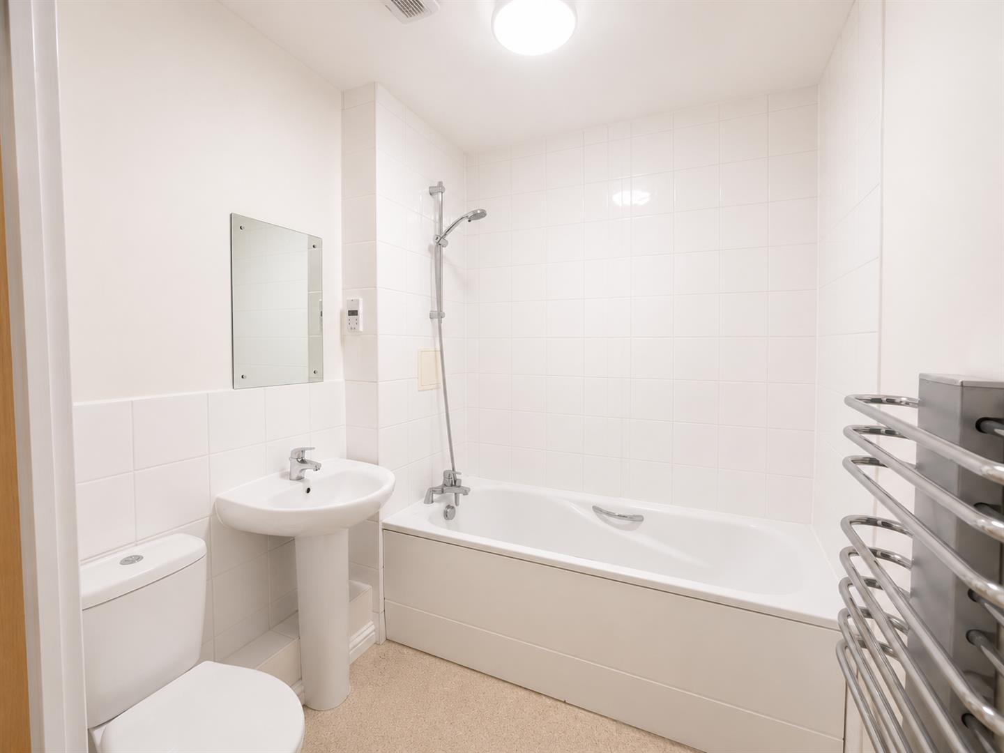 1 bed flat to rent in Oakwood Close, London 4