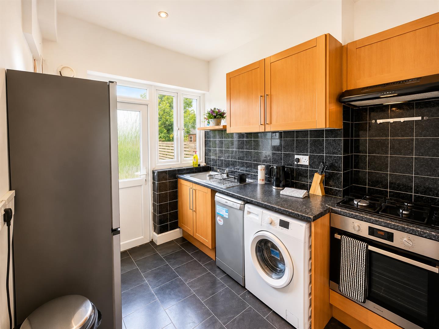 2 bed flat to rent in Hafton Road, London 3
