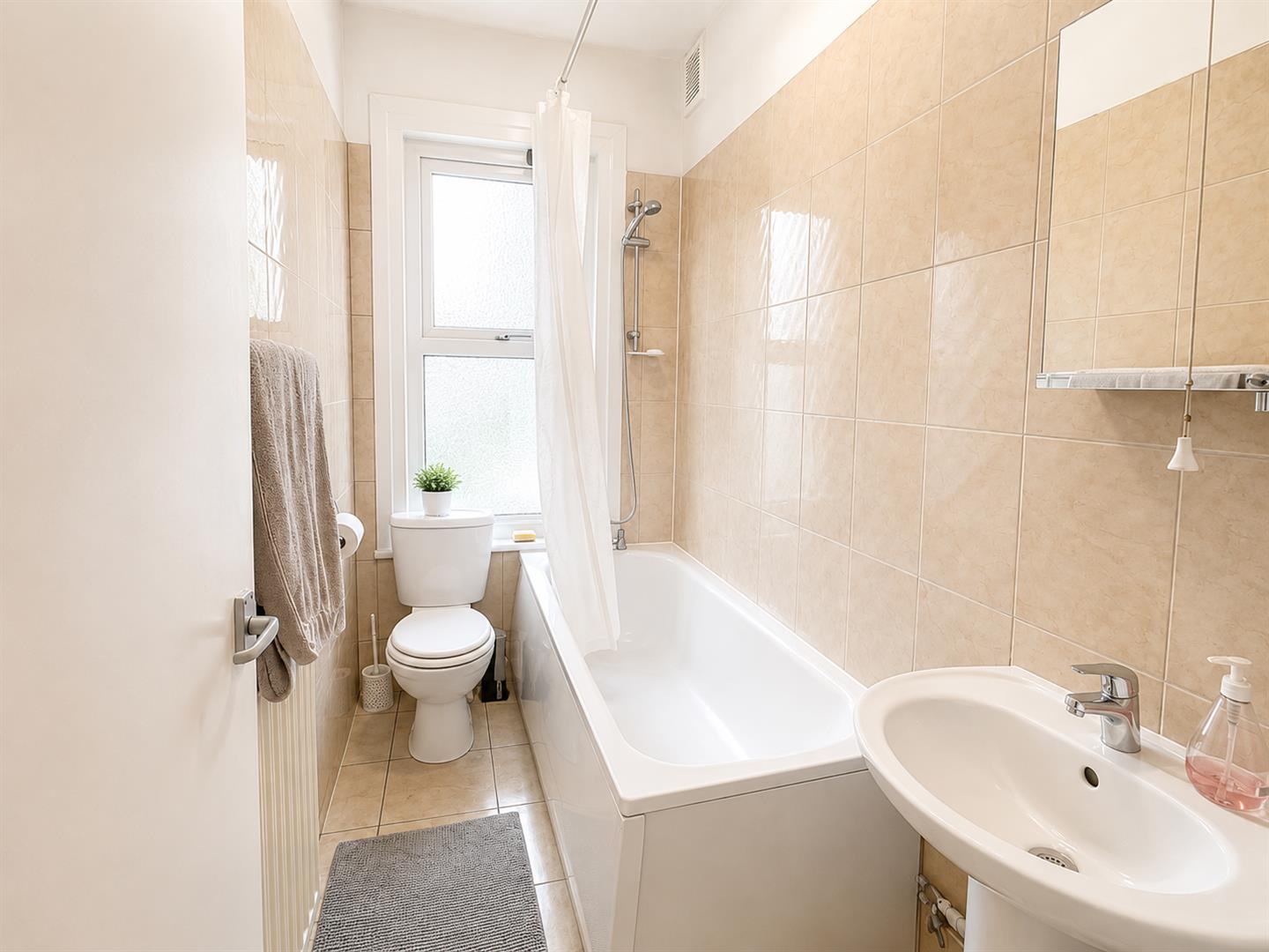 2 bed flat to rent in Hafton Road, London  - Property Image 9