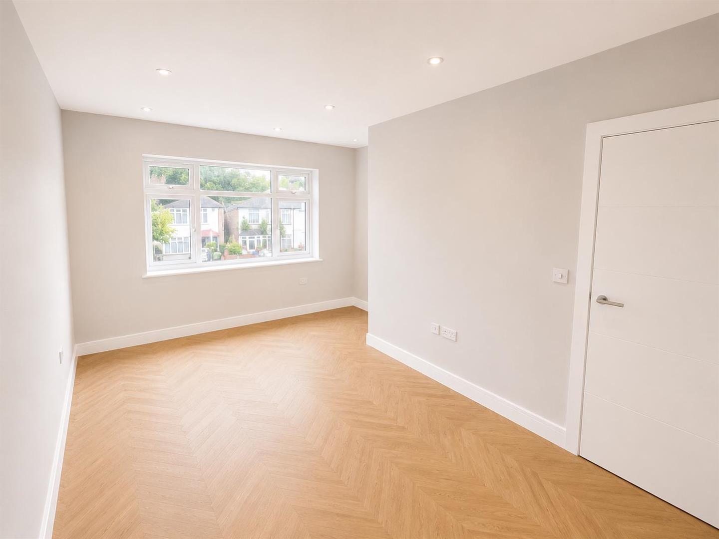 3 bed flat to rent in Footscray Road, London 2