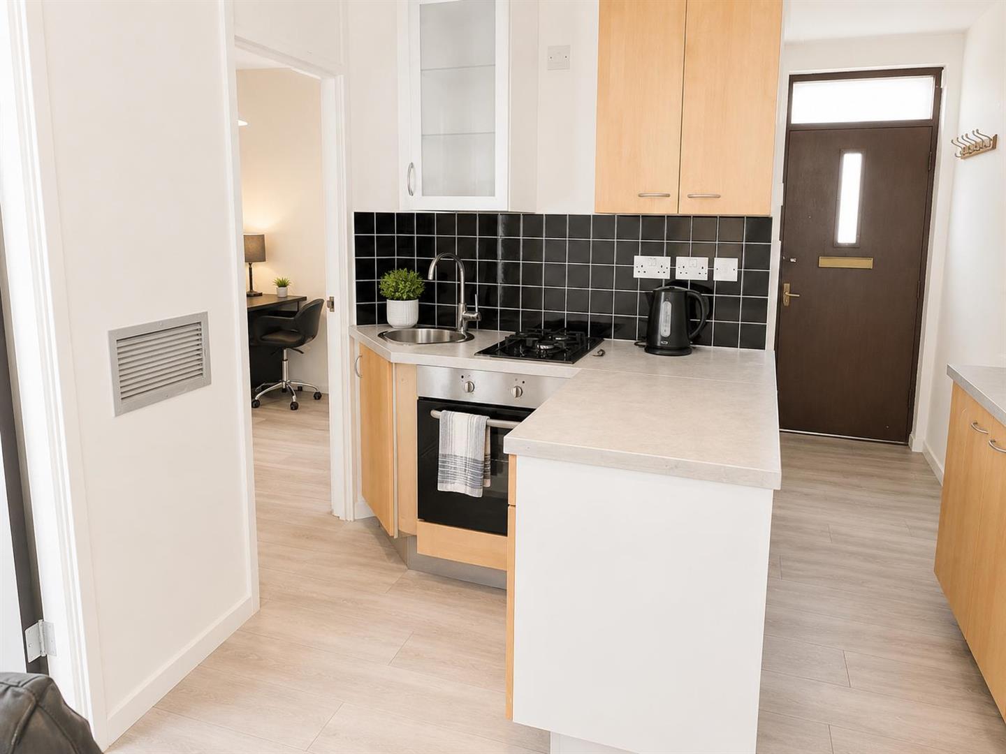 2 bed flat to rent in Hodister Close, London  - Property Image 2