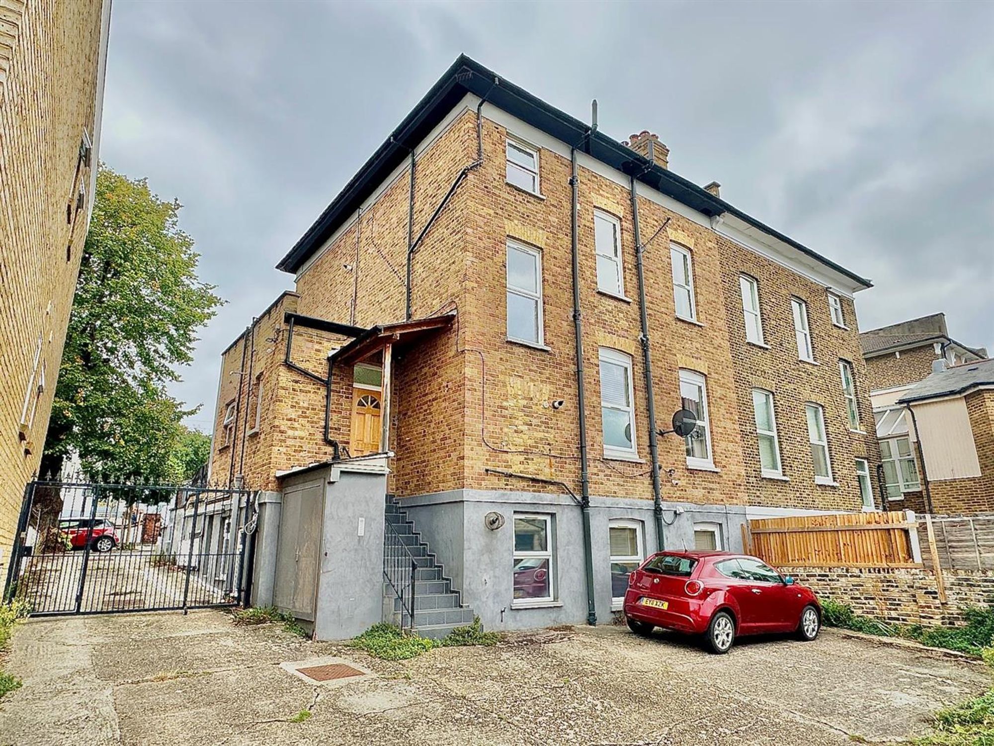 2 bed flat to rent in Marischal Road, London 8