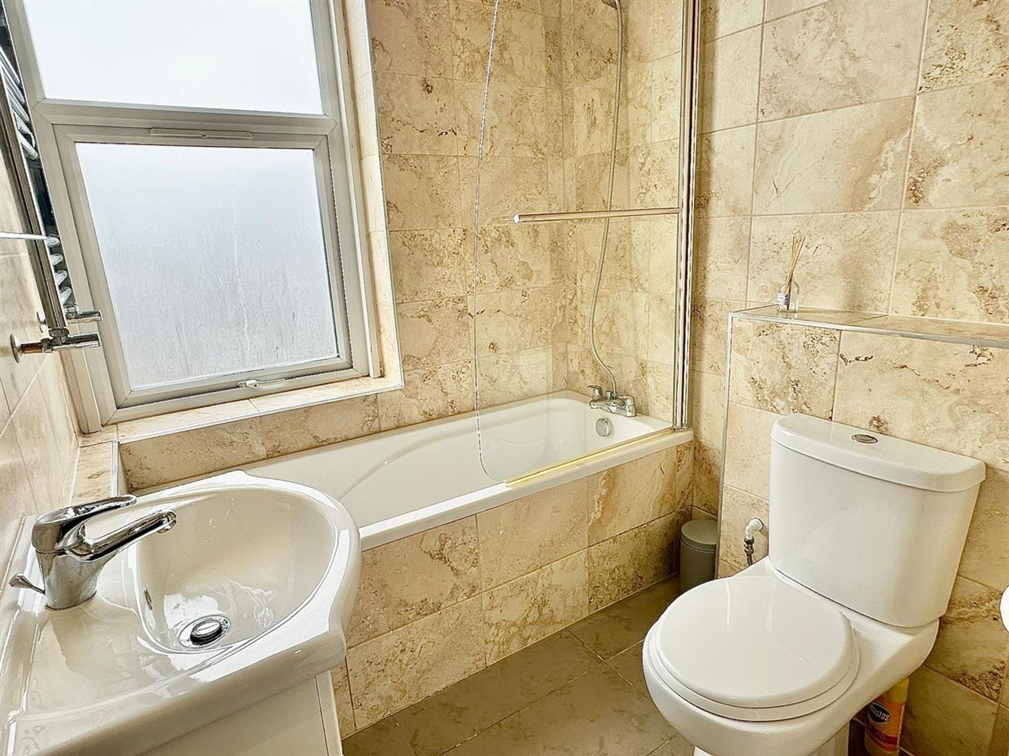 2 bed flat to rent in Marischal Road, London 2