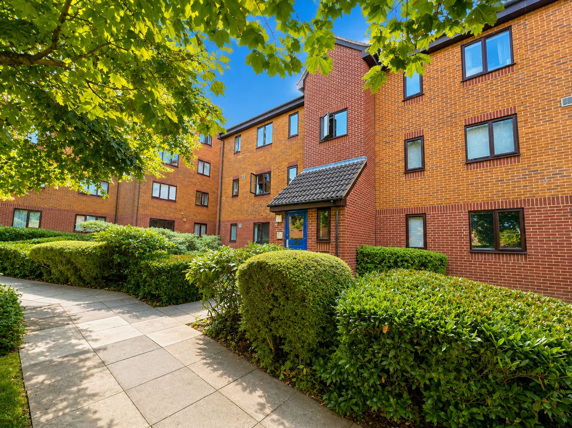 1 bed flat to rent in Rowallan Court, London - Property Image 1