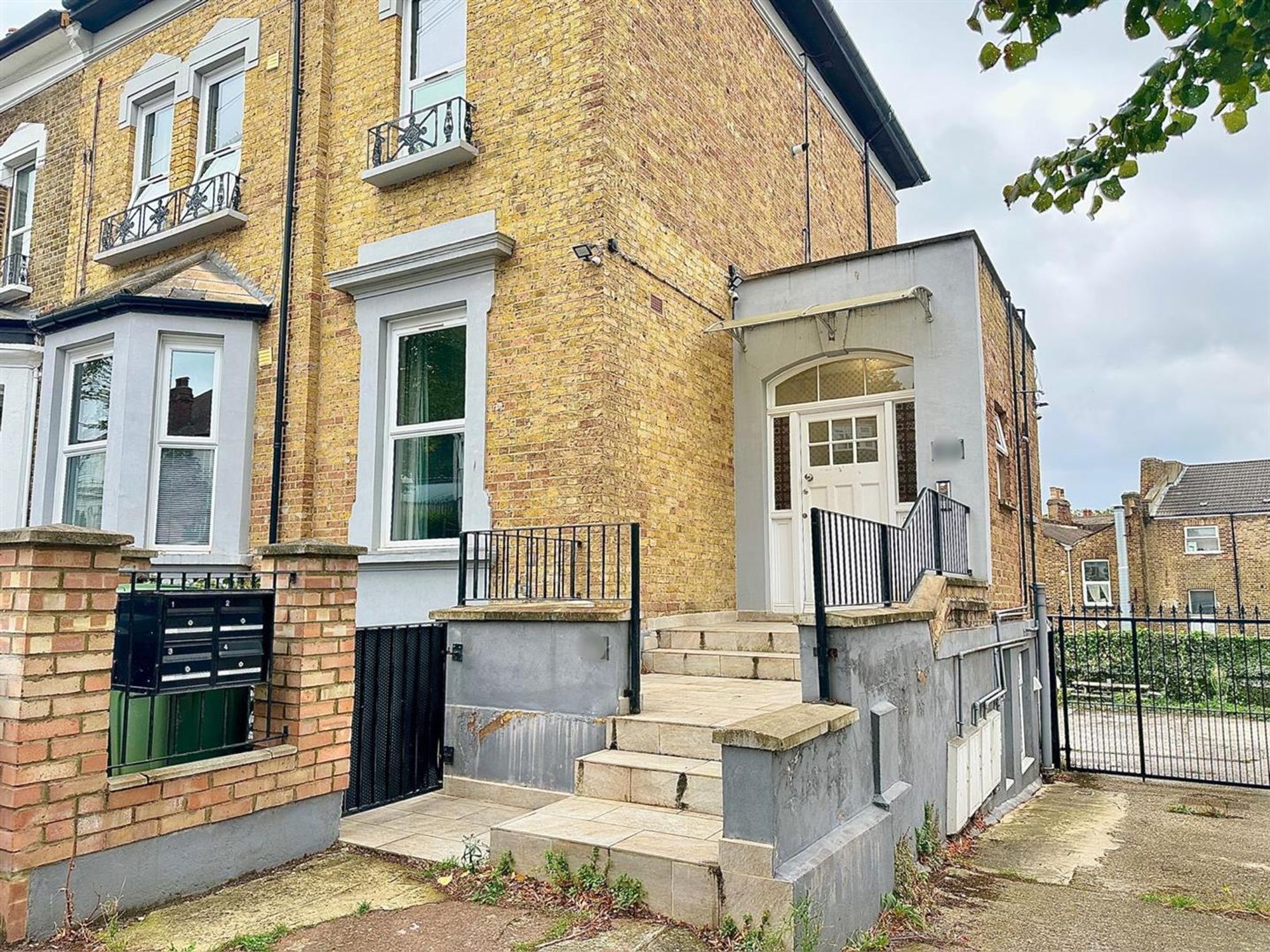 2 bed flat to rent in Marischal Road, London 4