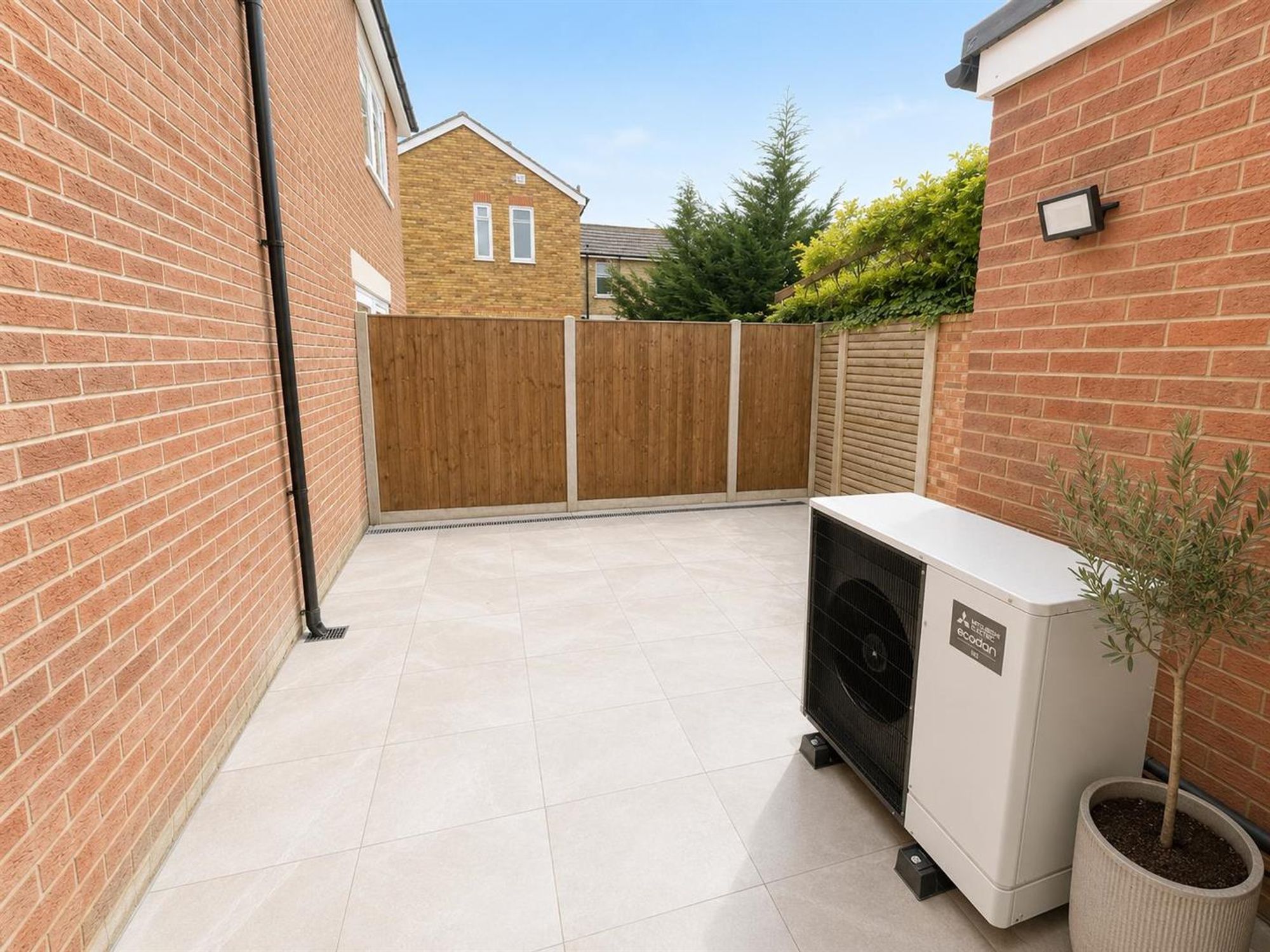2 bed flat to rent in Footscray Road, London 4