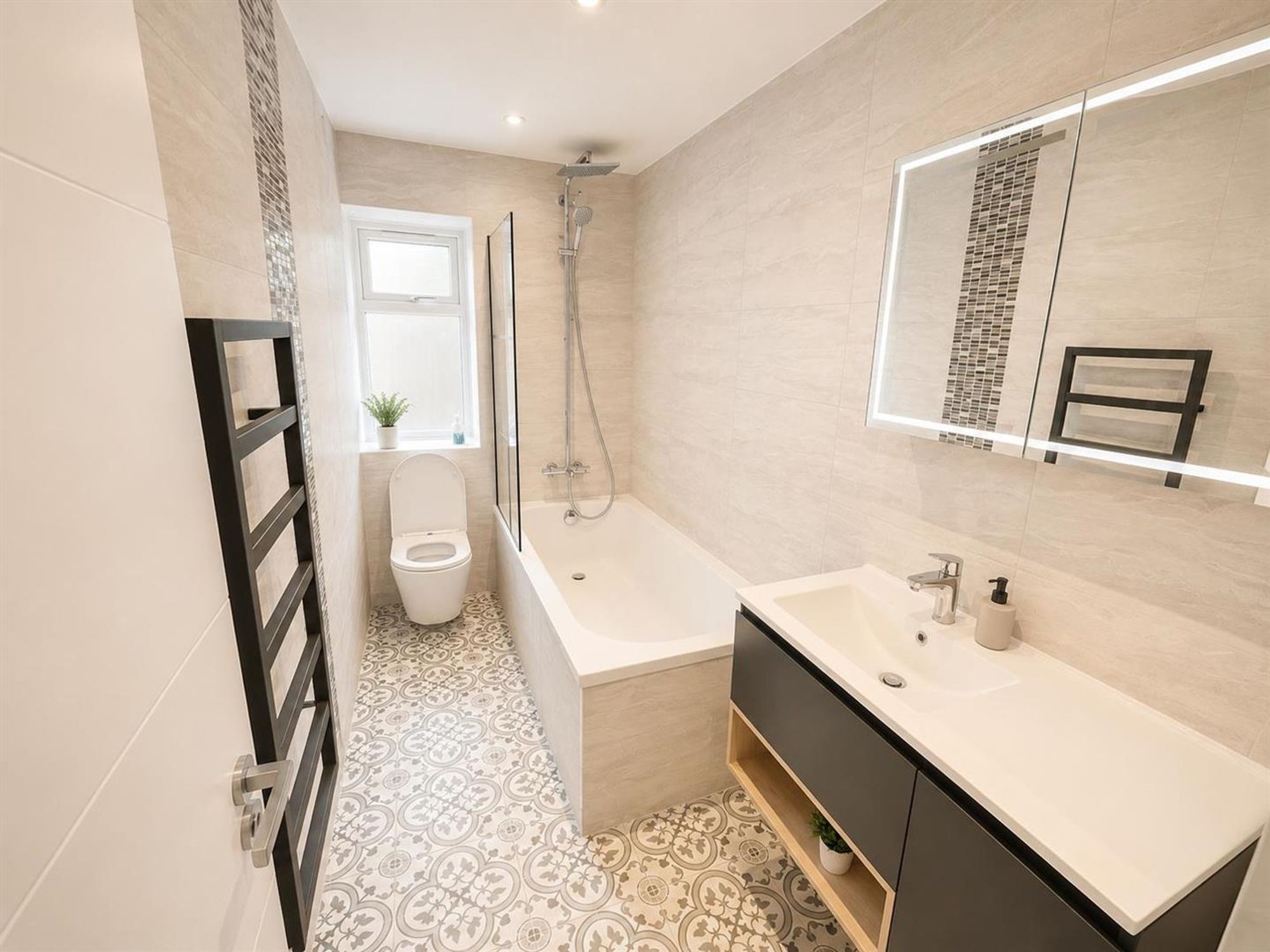 2 bed flat to rent in Footscray Road, London 7