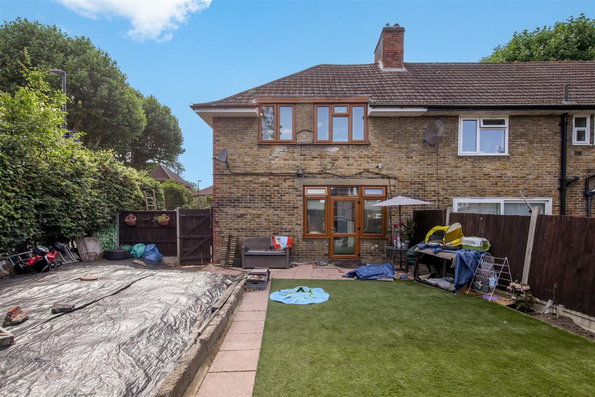 3 bed end of terrace house for sale in King Alfred Avenue, London 4