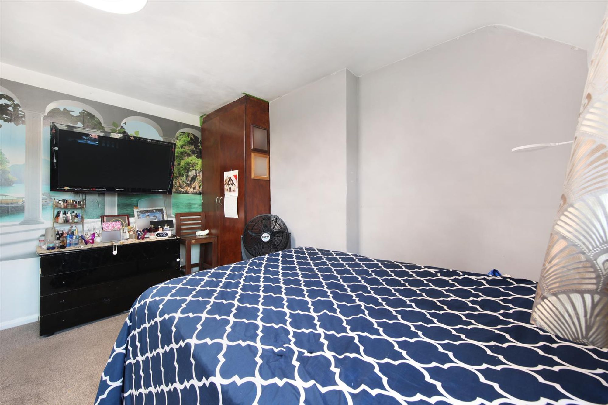 3 bed end of terrace house for sale in King Alfred Avenue, London 2