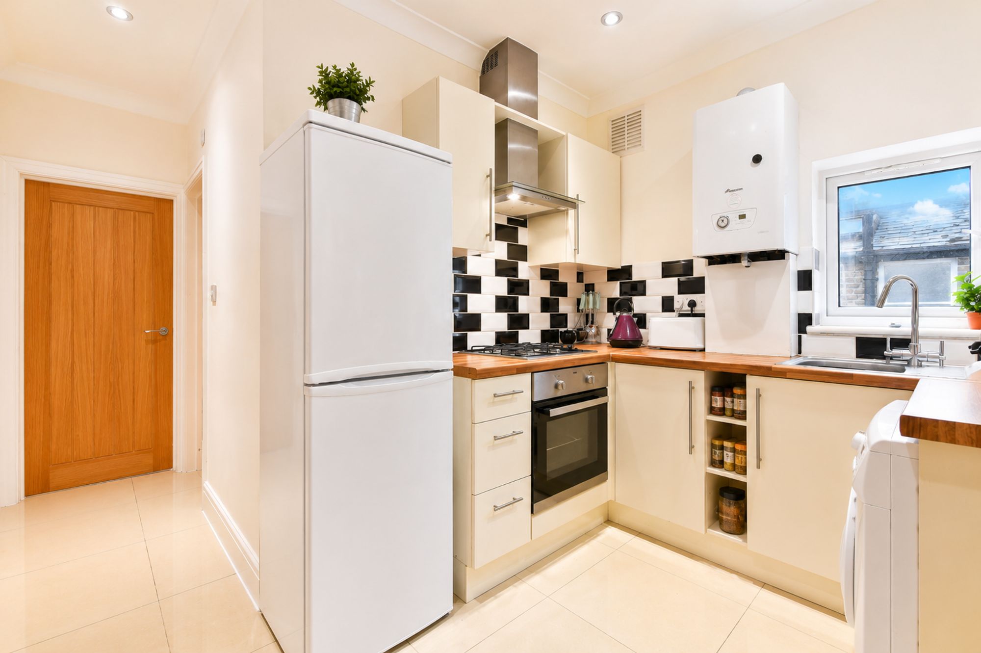 3 bed flat to rent in Shooters Hill Road, London 1