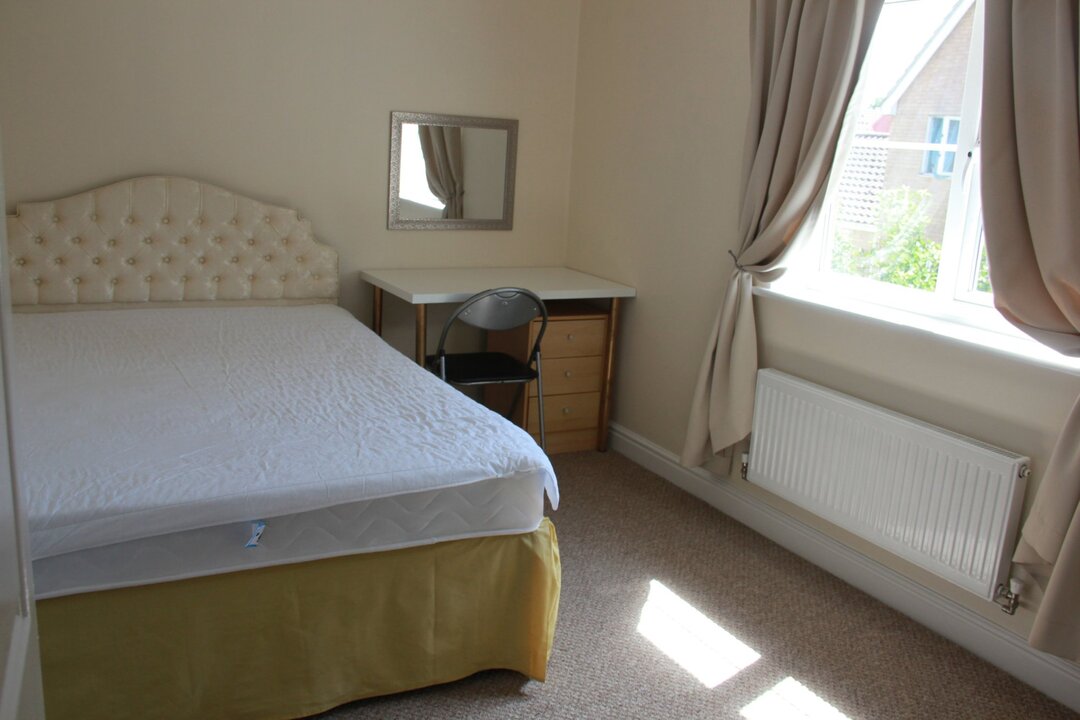 3 bed to rent in Roe Drive, Norwich 2