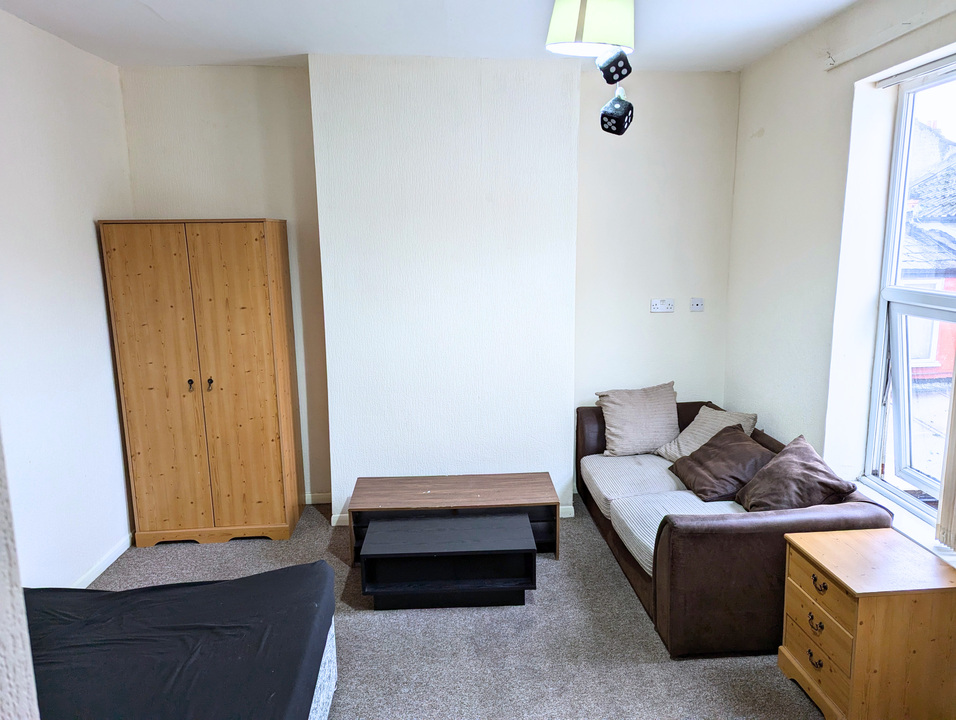1 bed house of multiple occupation to rent in York Road, Great Yarmouth, Norfolk  - Property Image 2