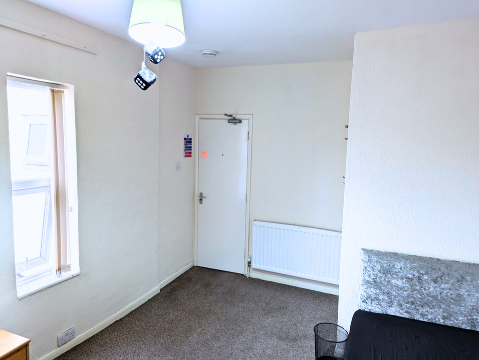 1 bed house of multiple occupation to rent in York Road, Great Yarmouth, Norfolk  - Property Image 3