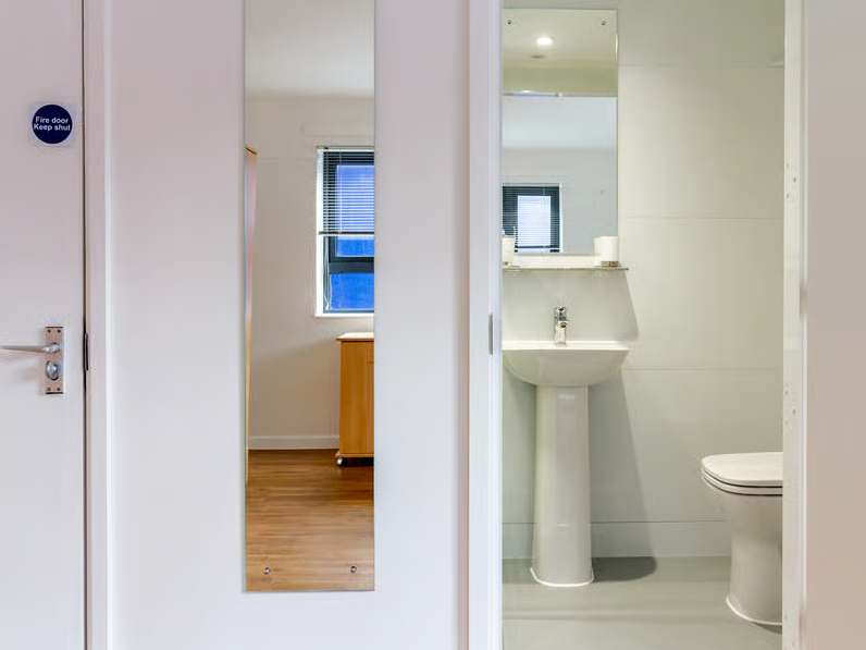 1 bed studio flat to rent in Platinum En-suite, Surrey Quays Landale House, 101 Lower Road, London  - Property Image 3