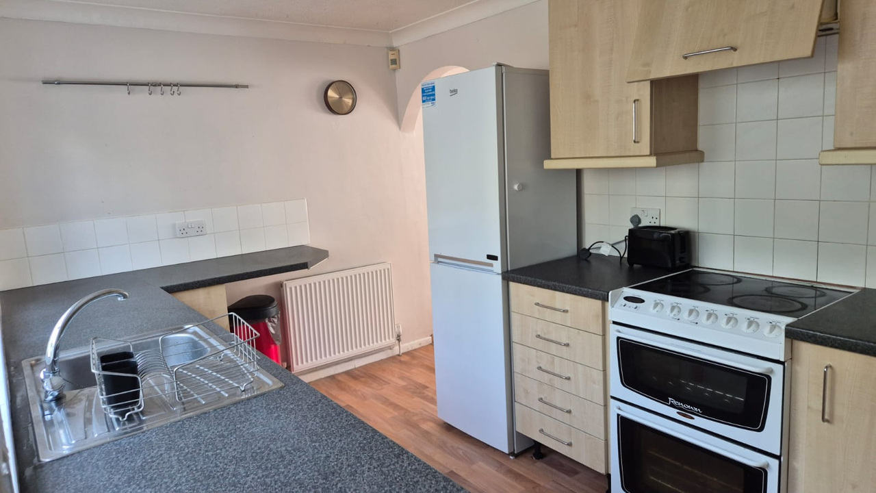 3 bed semi-detached house to rent in Leng Crescent, Norwich, Norfolk 3