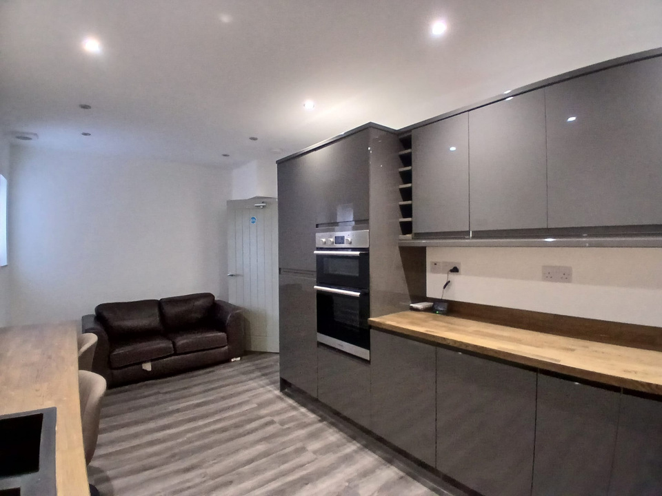 5 bed terraced house to rent in Harmer Road, Norwich 2