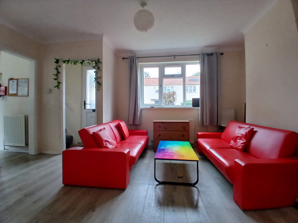 4 bed semi-detached house to rent in Close, Norwich 2