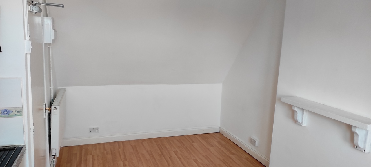 Studio flat to rent in North Quay, Great Yarmouth 3