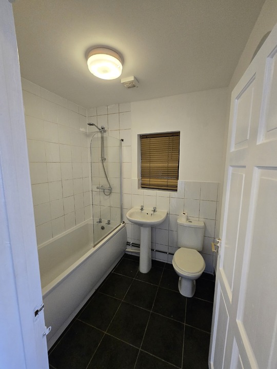 4 bed terraced house to rent in Lound Road, Norwich 4