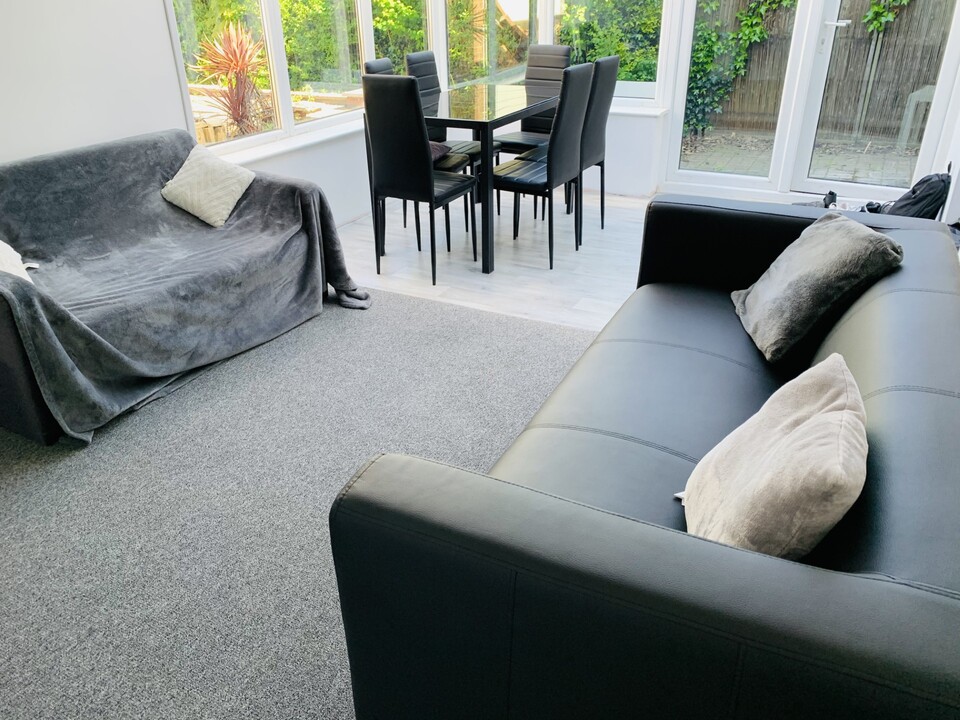 5 bed semi-detached house to rent in Earlham Green Lane, Norwich, Norfolk 1