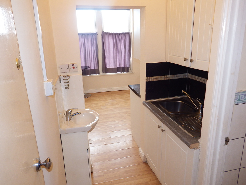 1 bed studio flat to rent in North Quay, Great Yarmouth 1