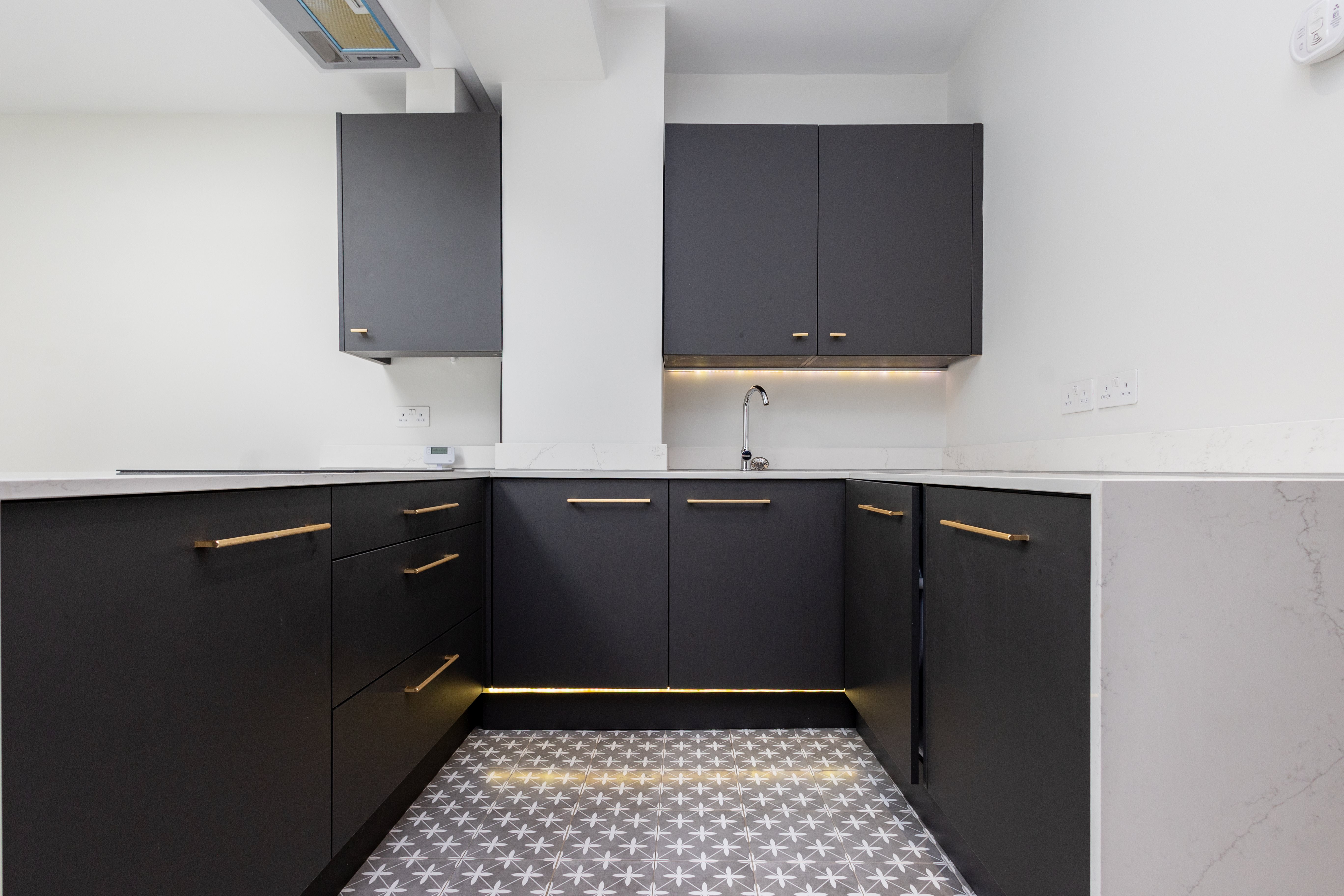 2 bed flat to rent in Alumhurst Road, Westbourne, BH4 1