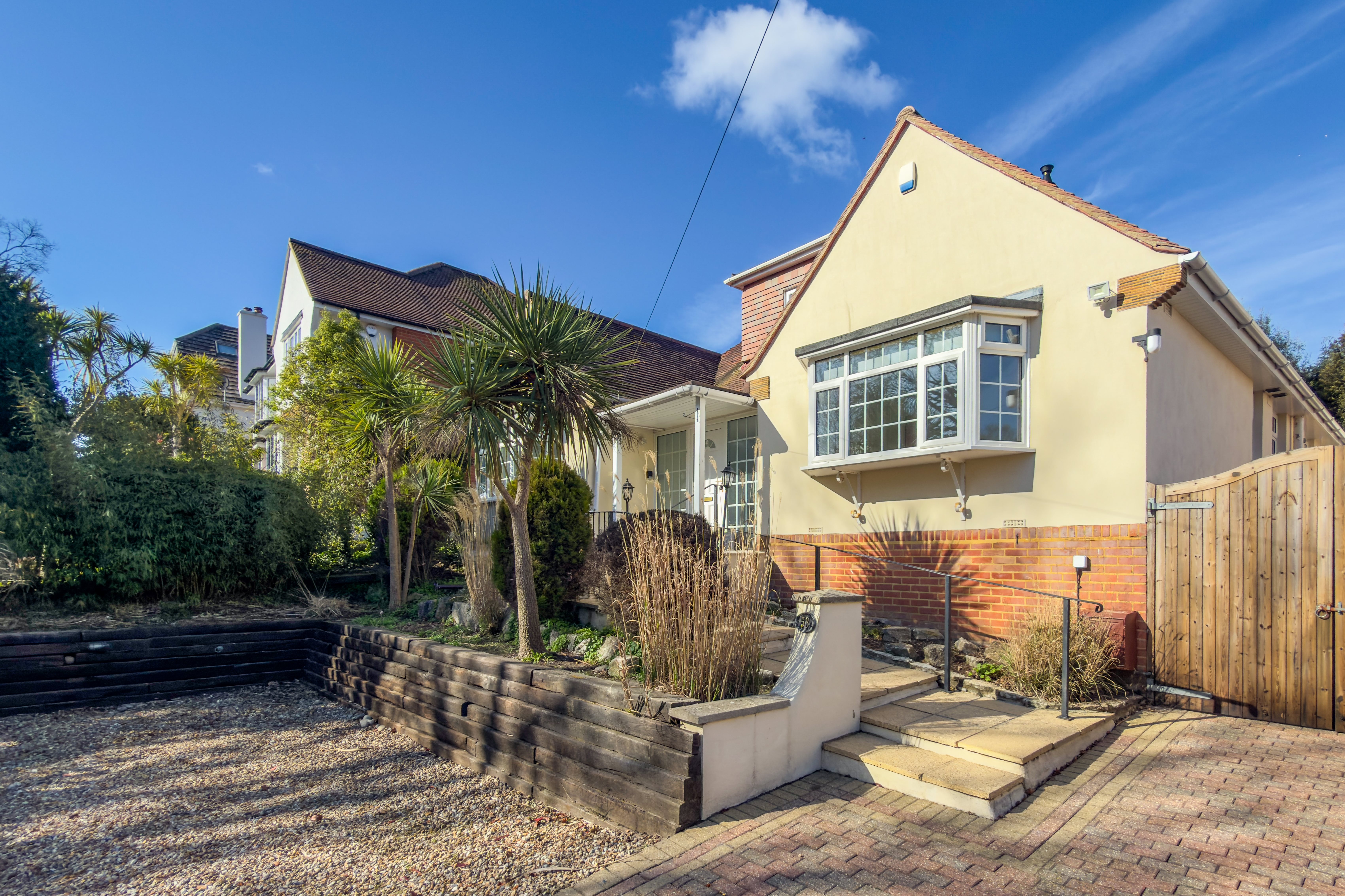 4 bed detached house to rent in Compton Avenue, Poole, BH14 - Property Image 1