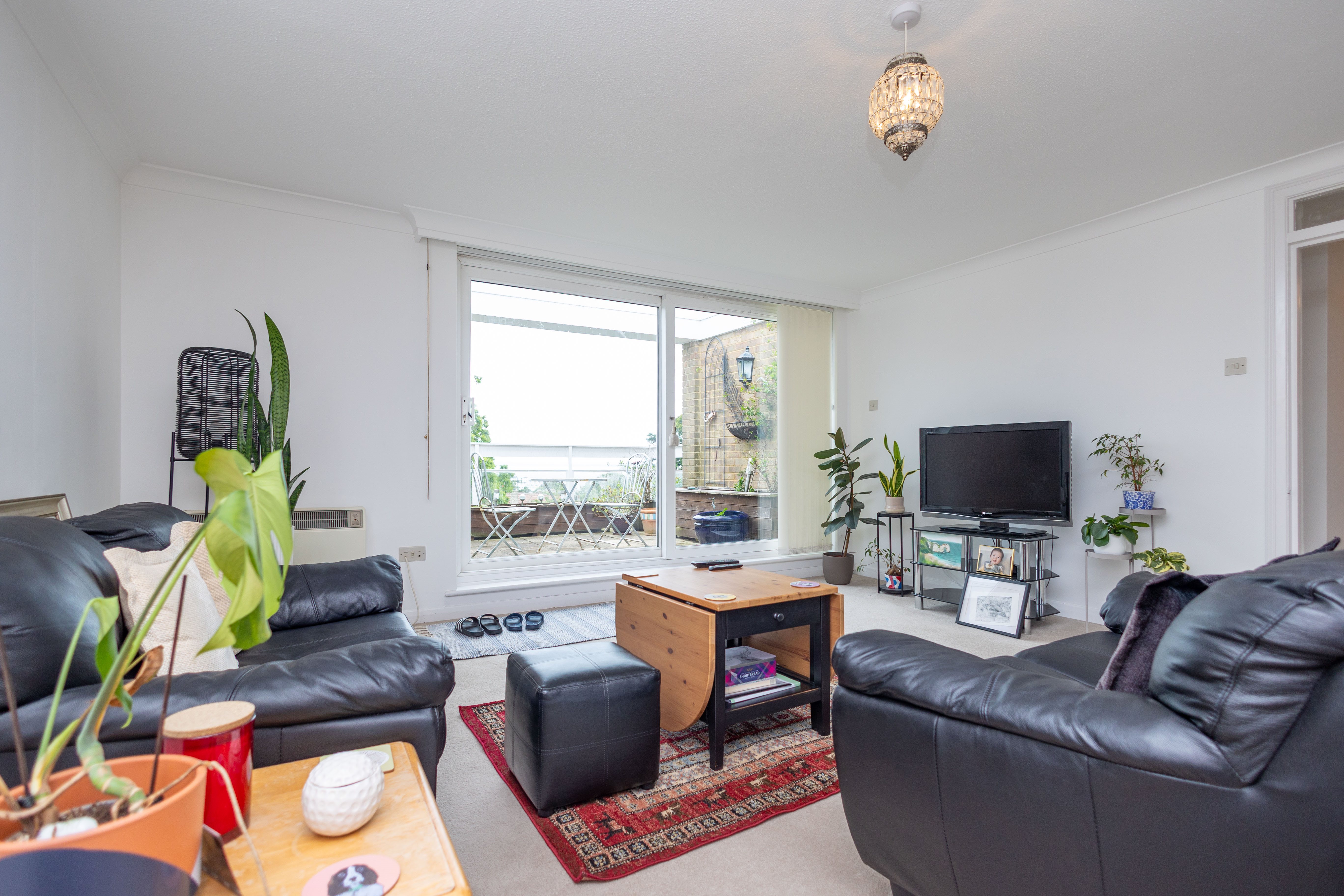 2 bed flat to rent in Hurst Hill, Lilliput, BH14 4