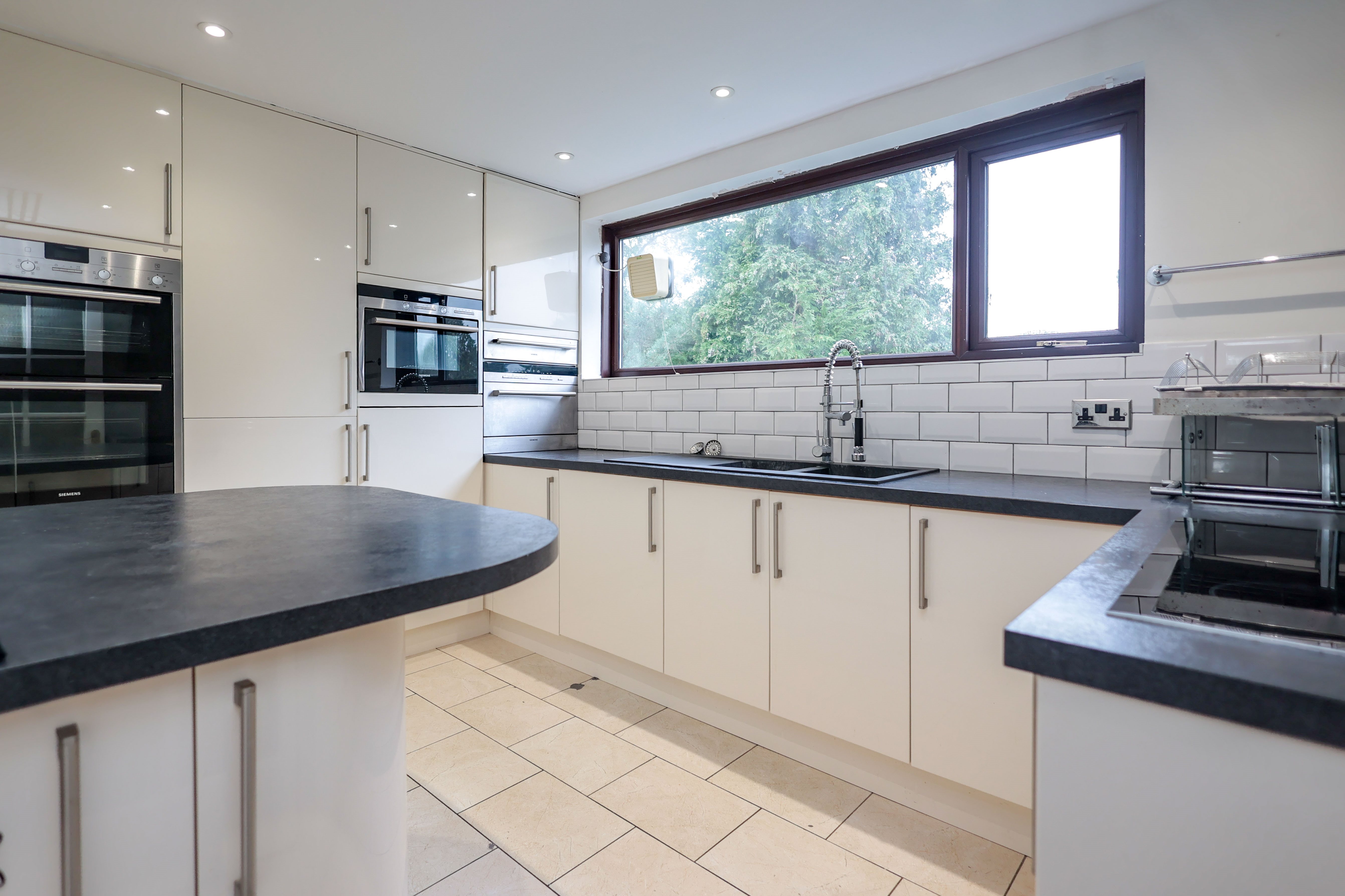 3 bed flat to rent in Western Road, Canford Cliffs, BH13  - Property Image 2