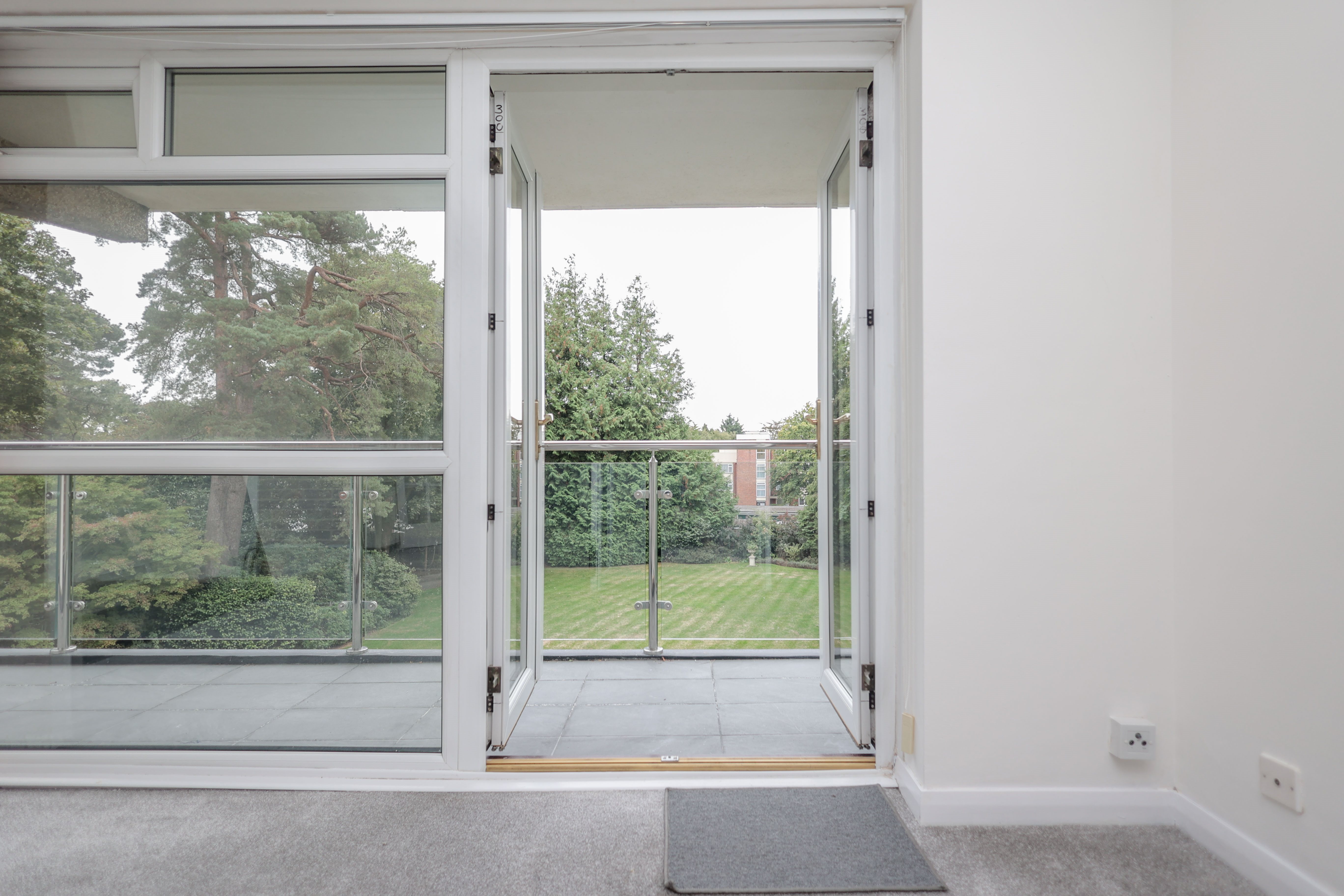 3 bed flat to rent in Western Road, Canford Cliffs, BH13  - Property Image 4