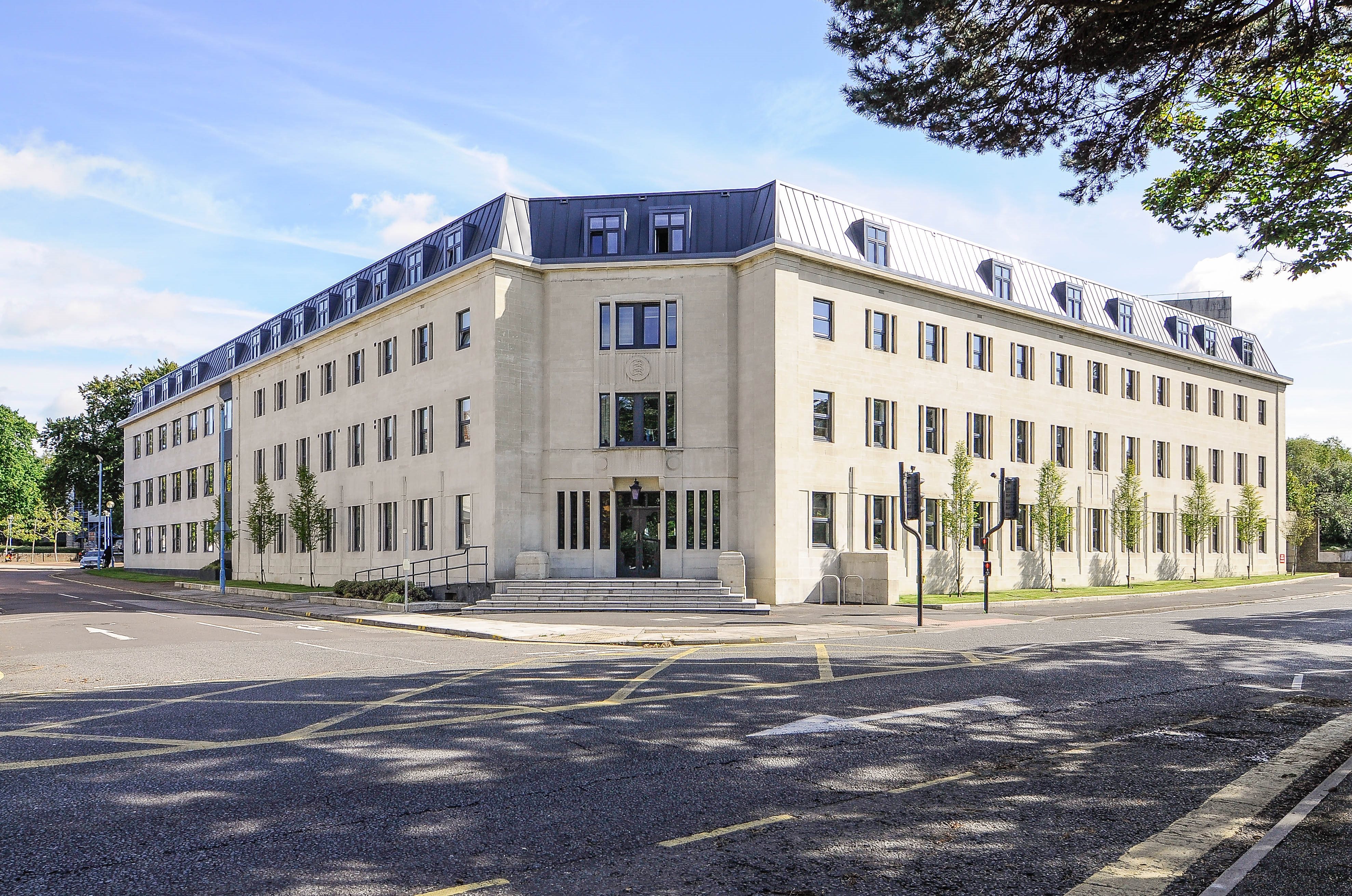 2 bed flat to rent in Sandbanks Road, Poole, BH15  - Property Image 1