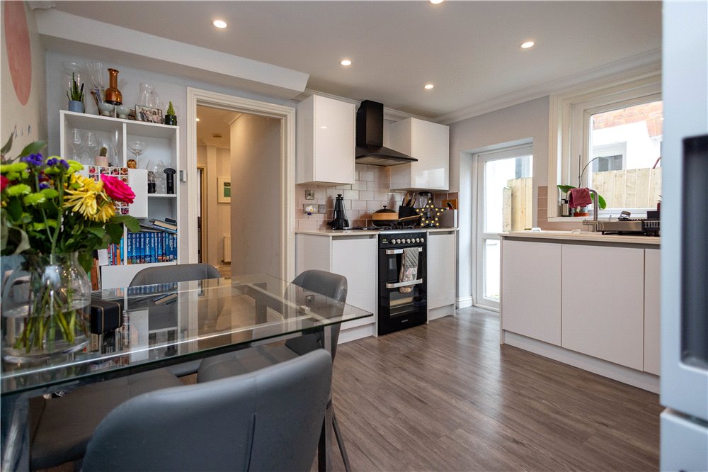 2 bed ground floor flat for sale in Pottery Road, Whitecliff, BH14  - Property Image 2