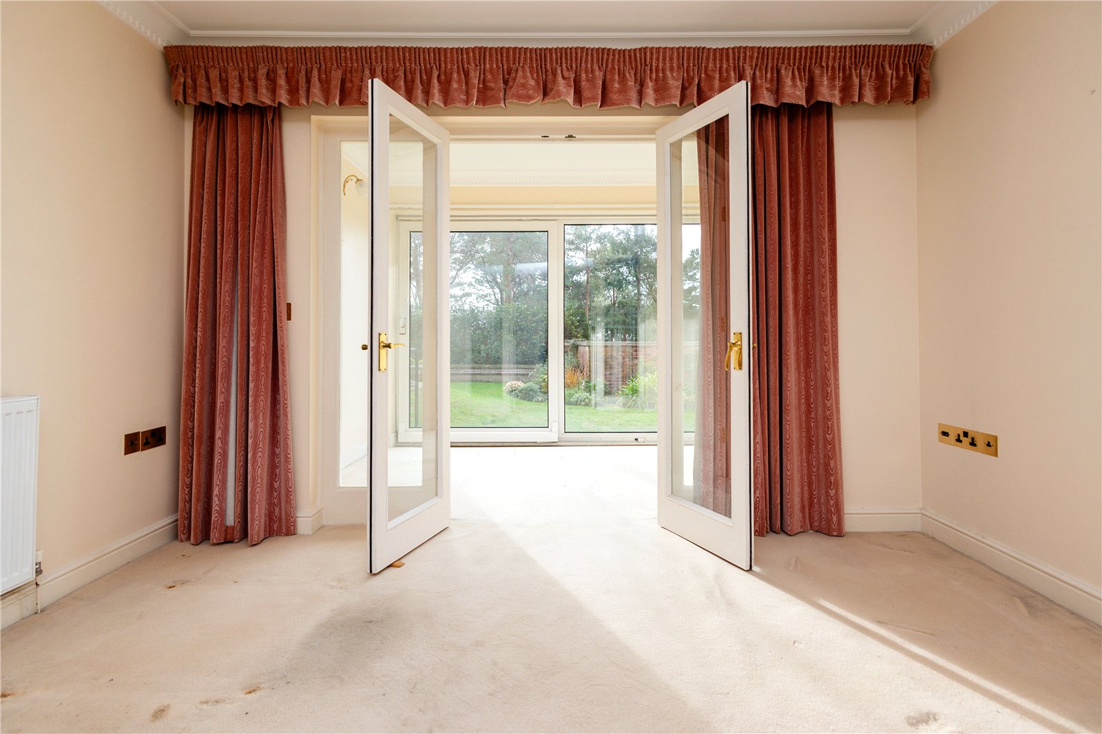 2 bed ground floor flat for sale in Canford Cliffs Road, Poole, BH13 2