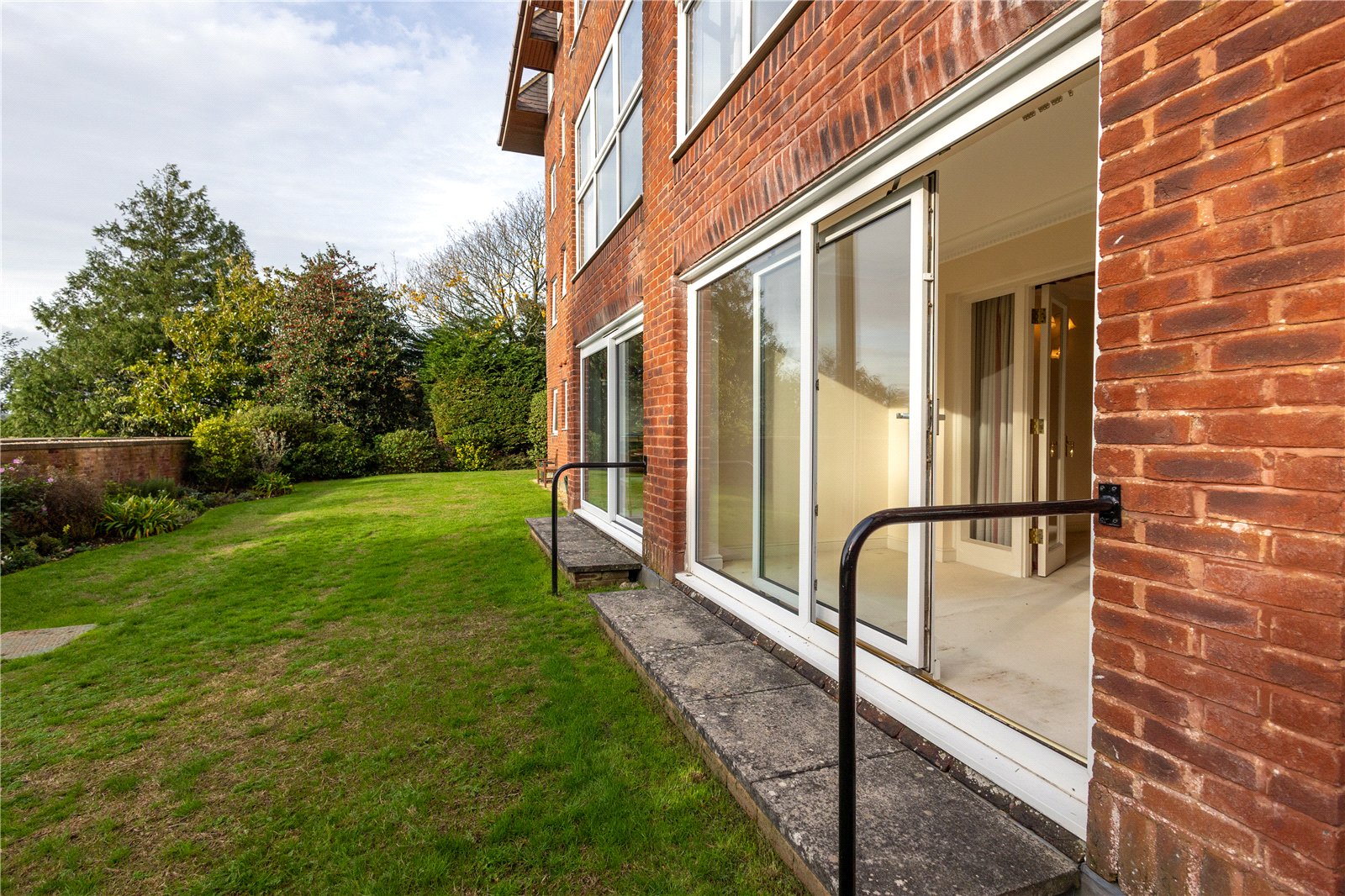 2 bed ground floor flat for sale in Canford Cliffs Road, Poole, BH13 6