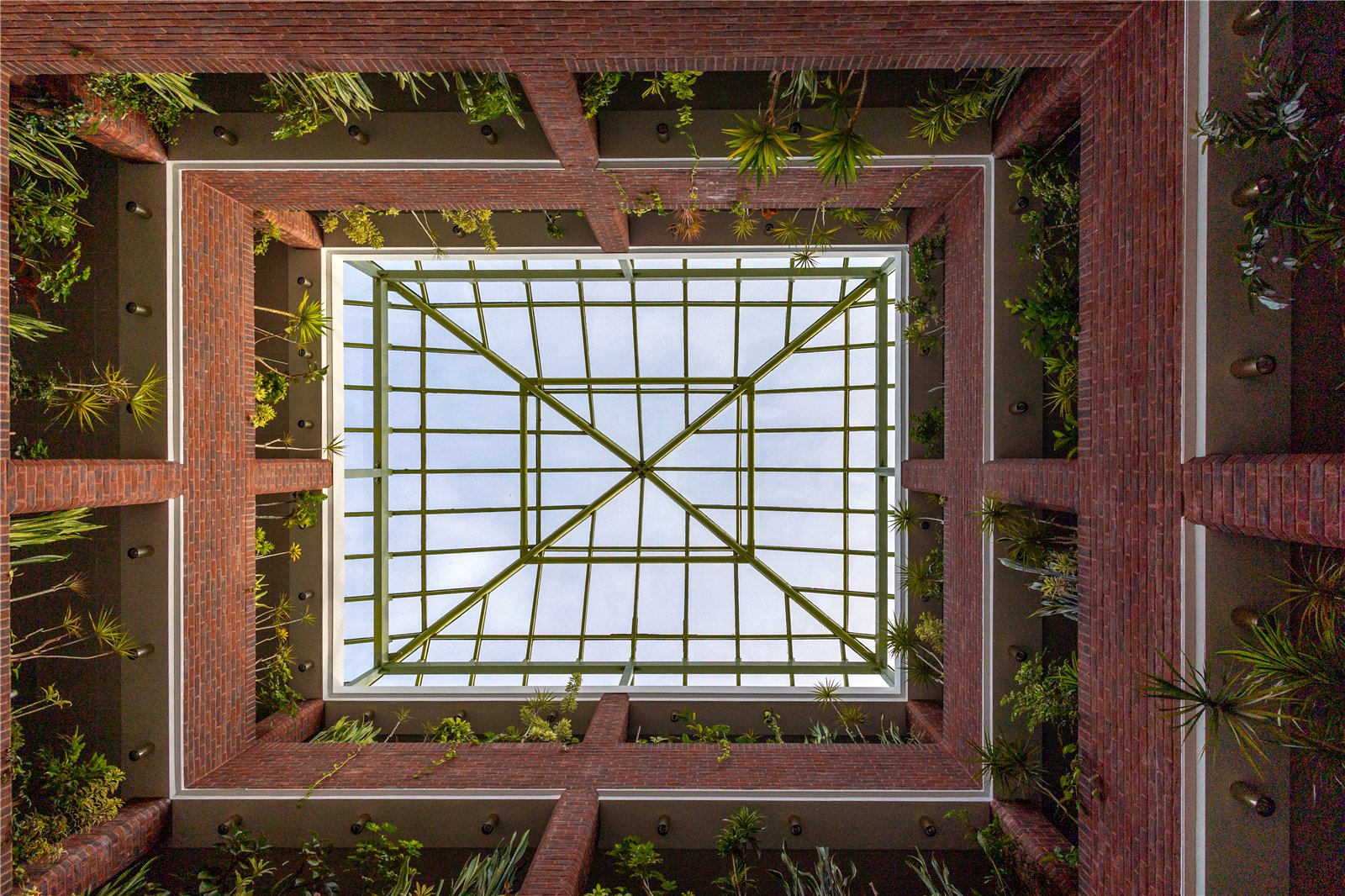 2 bed ground floor flat for sale in Canford Cliffs Road, Poole, BH13 18