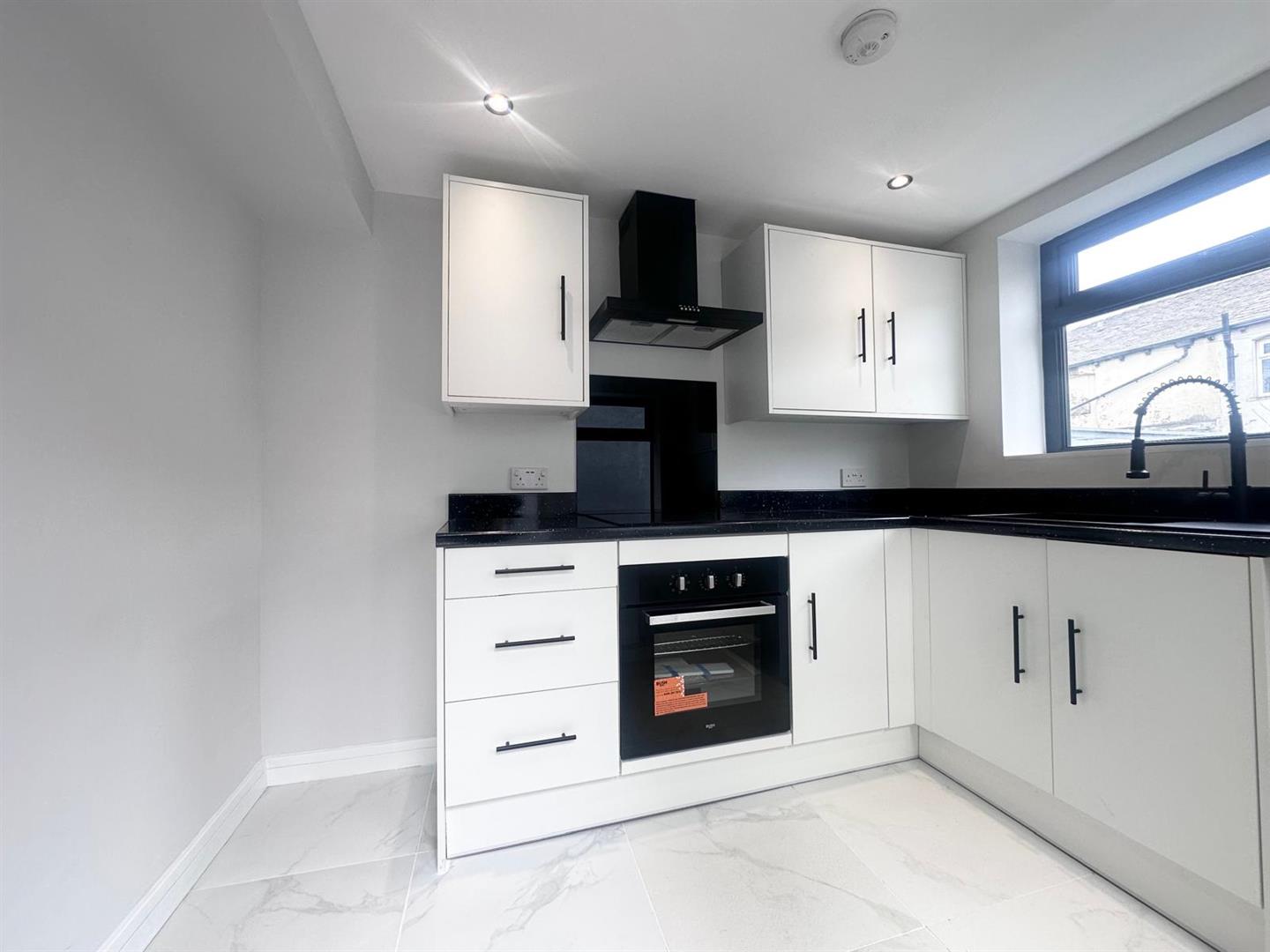 2 bed terraced house to rent in Castle Street, Burnley 3