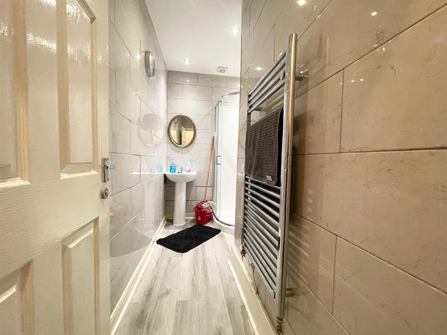 4 bed house share to rent in Gannow Lane, Burnley 1