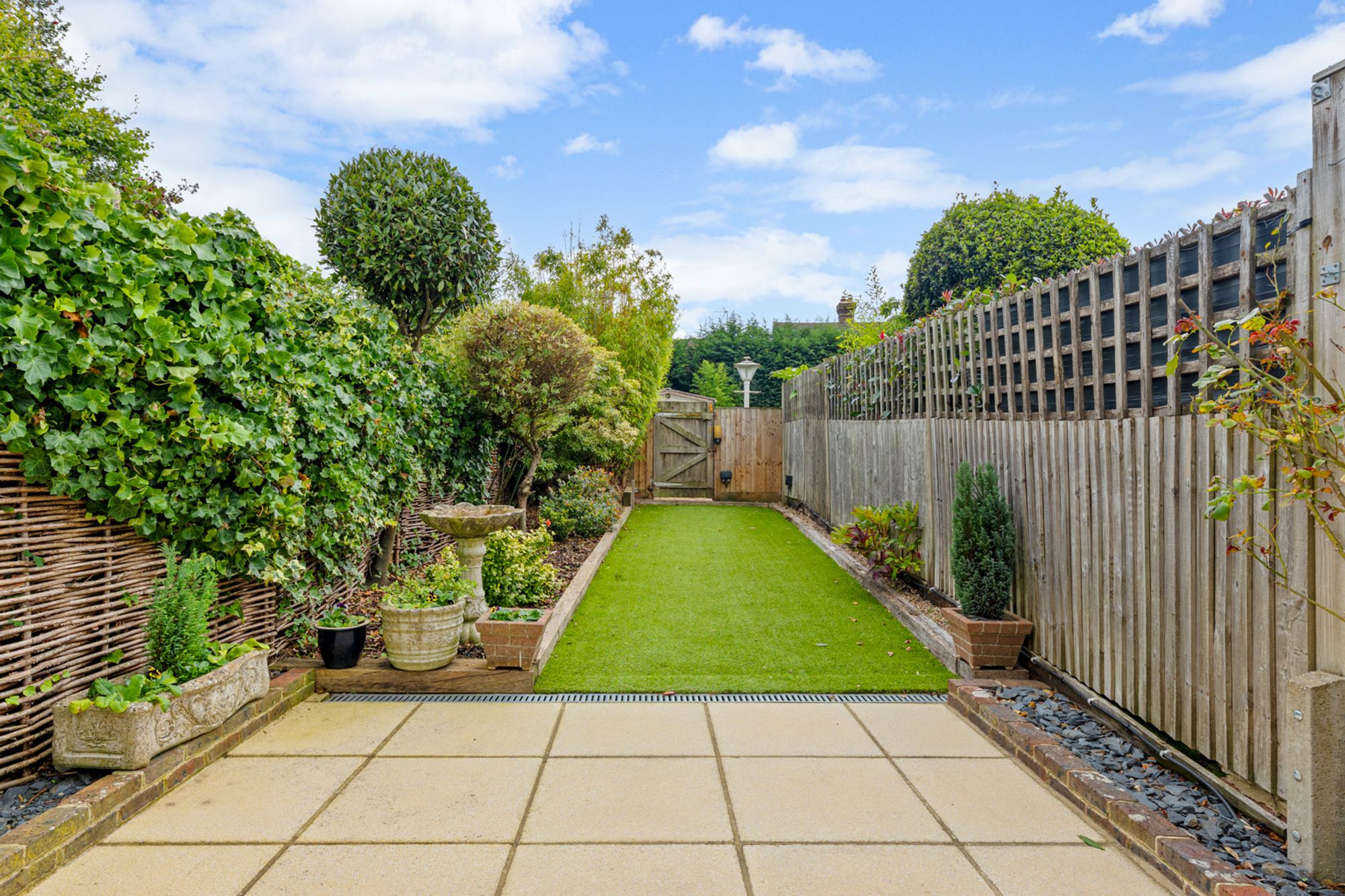 2 bed mid-terraced house for sale in Stoneleigh Road, Oxted, RH8  - Property Image 4