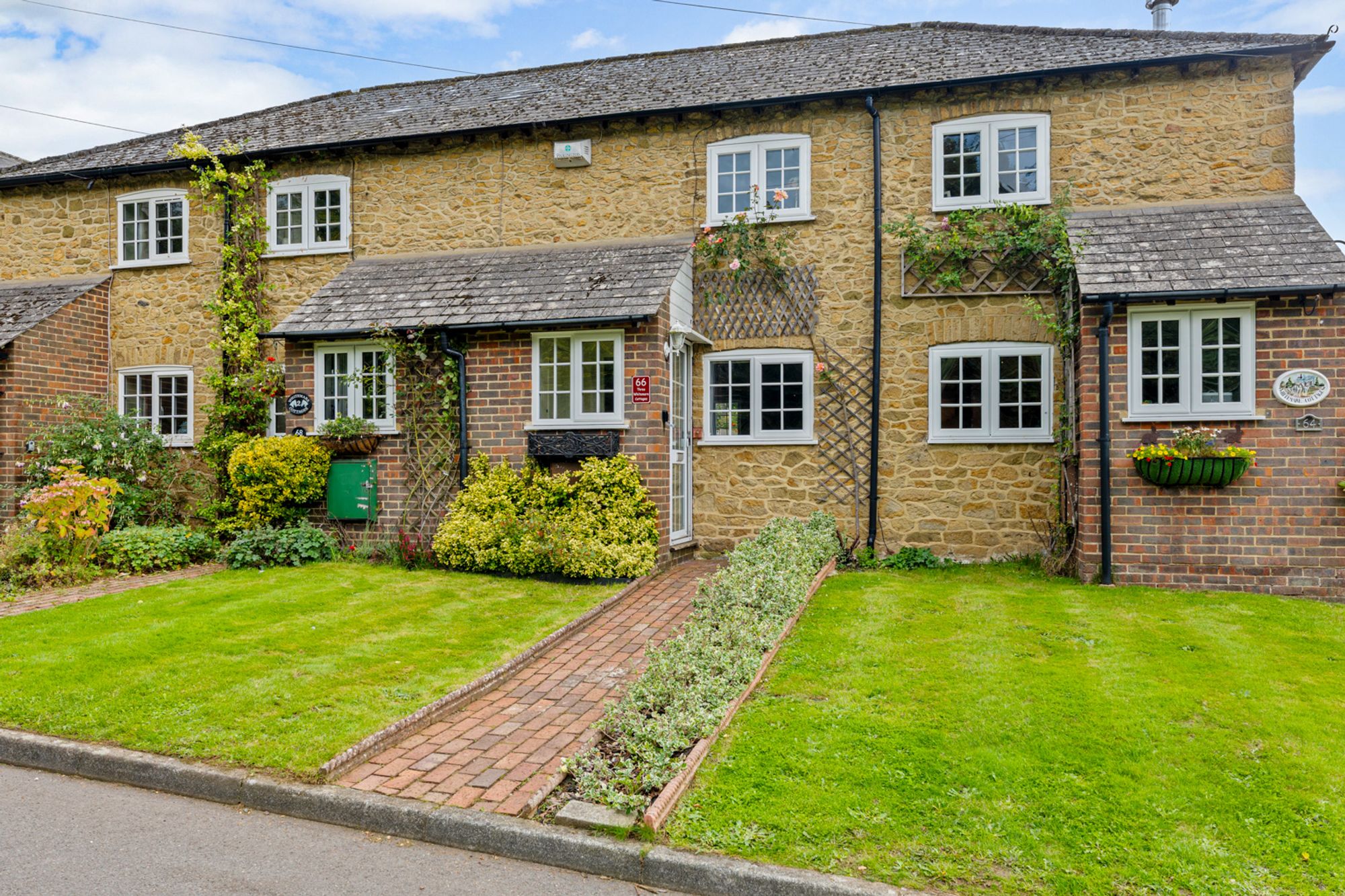2 bed mid-terraced house for sale in Stoneleigh Road, Oxted, RH8