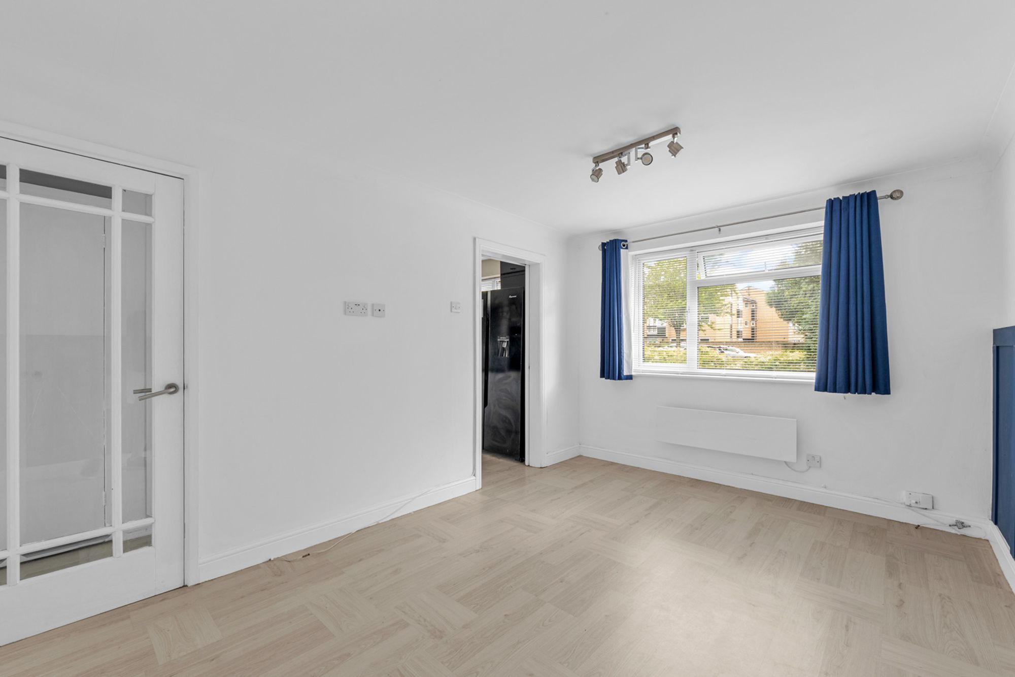 2 bed maisonette for sale in Swallowdale, South Croydon, CR2  - Property Image 5
