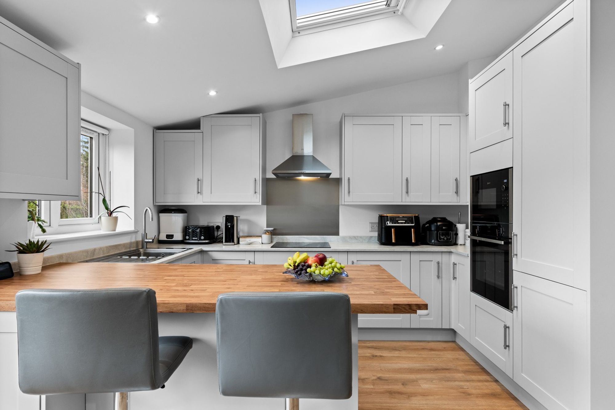 2 bed detached house for sale in Downsway, Whyteleafe, CR3  - Property Image 1