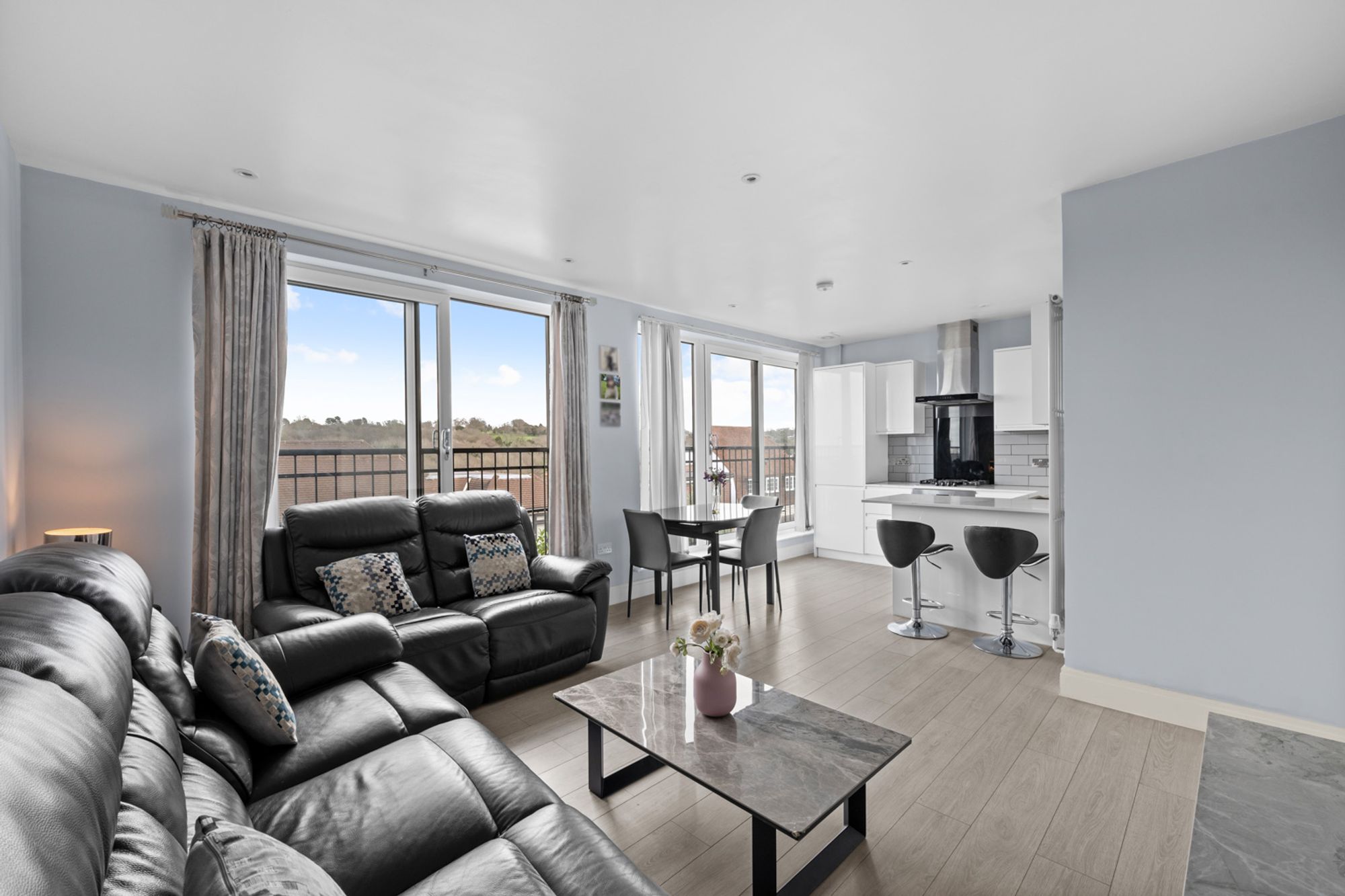 2 bed flat for sale in Riddlesdown Road, Purley, CR8  - Property Image 1