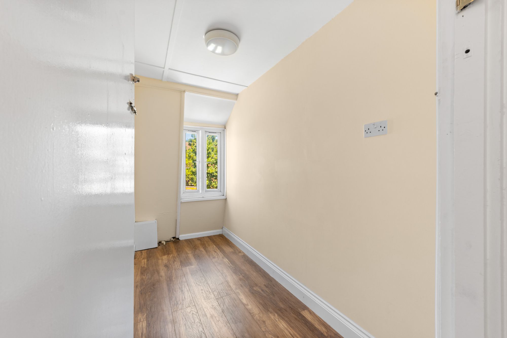 4 bed mid-terraced house for sale in Fleming Mead, Mitcham, CR4  - Property Image 5
