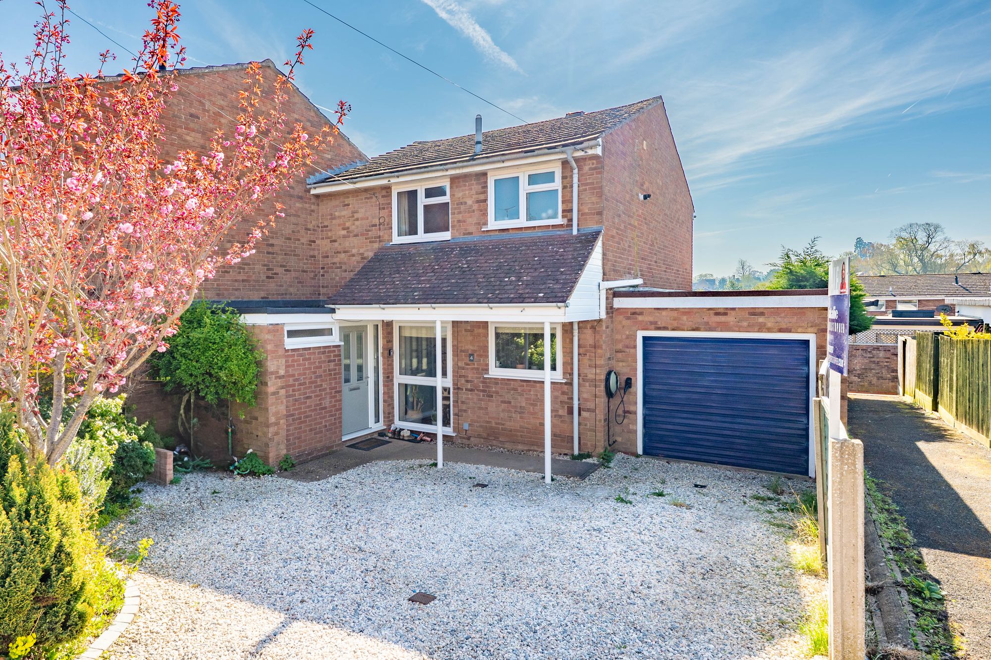 3 bed end of terrace house for sale in Hales Close, Snitterfield, CV37  - Property Image 1