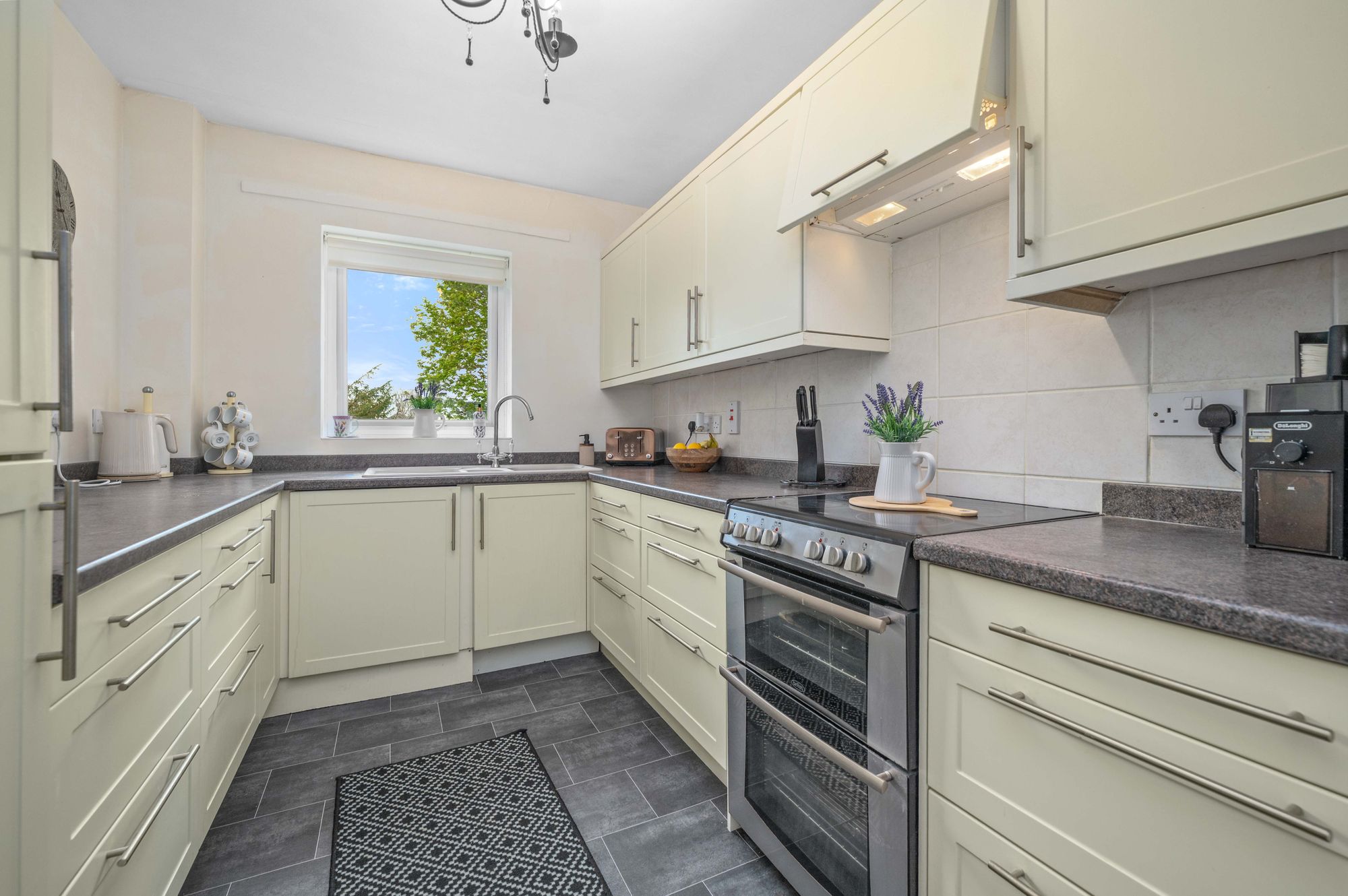 3 bed apartment for sale in Welcombe Road, The Beeches, CV37  - Property Image 4