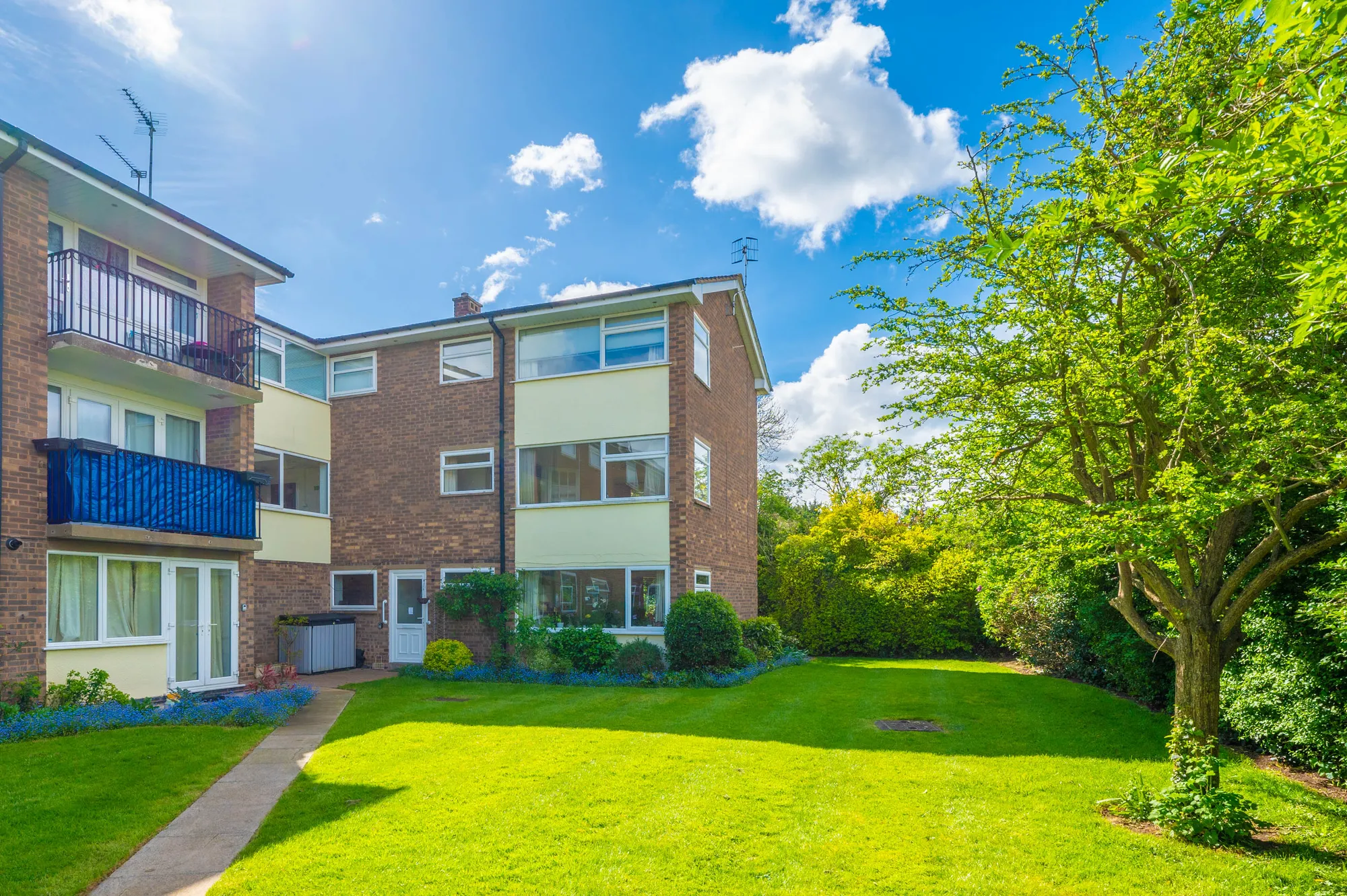 2 bed apartment for sale in Cherry Orchard, Stratford-Upon-Avon, CV37 - Property Image 1