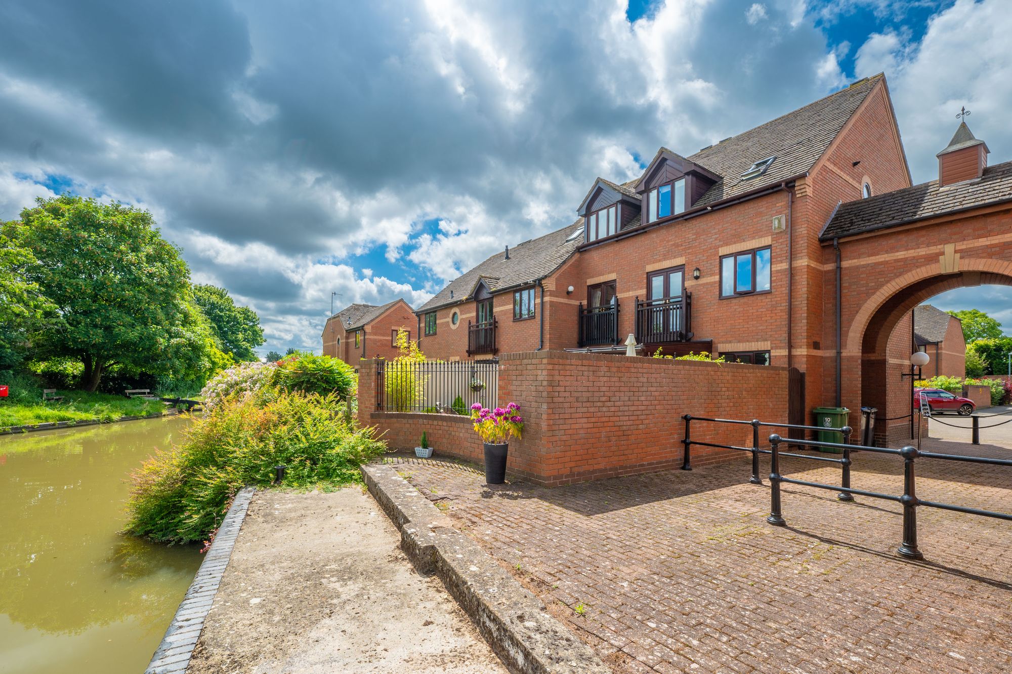 3 bed semi-detached town house for sale in Lock Close, Stratford-Upon-Avon, CV37 - Property Image 1